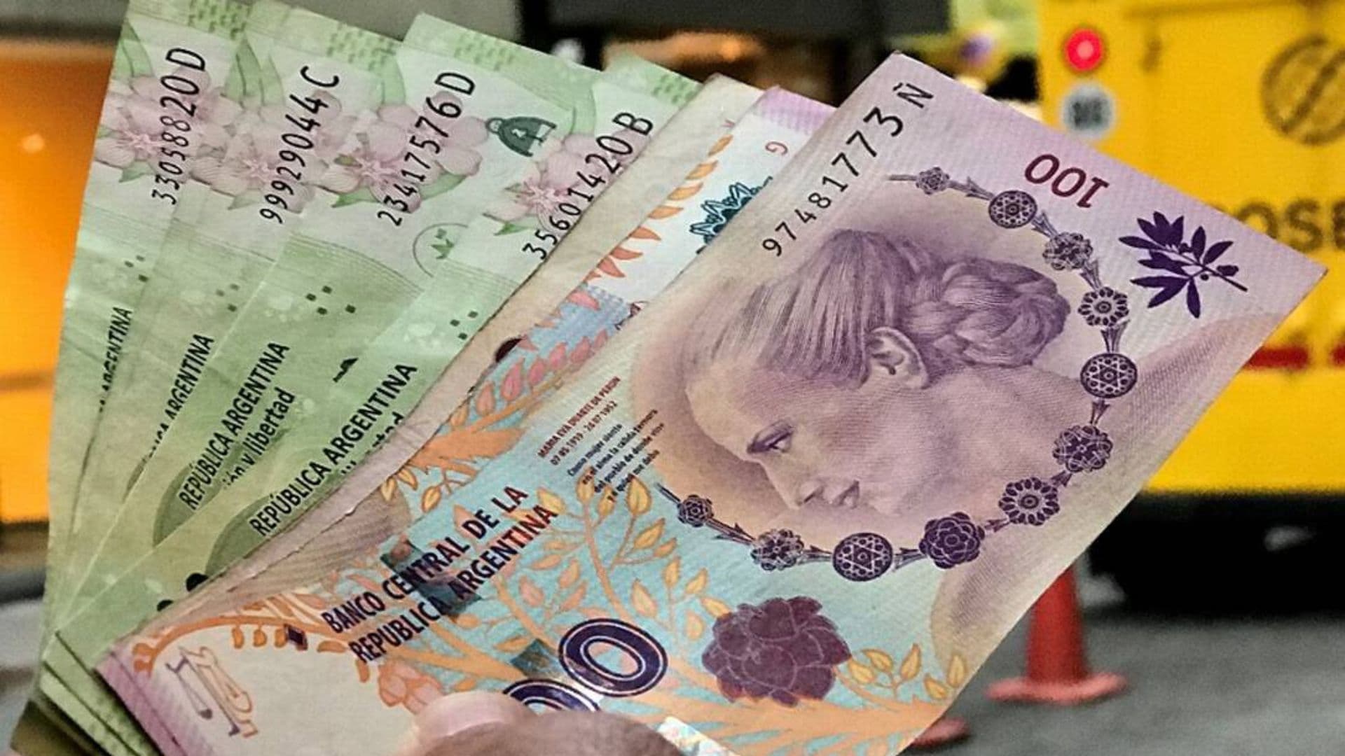 Pesos argentinos, moeda está se desvalorizando.
