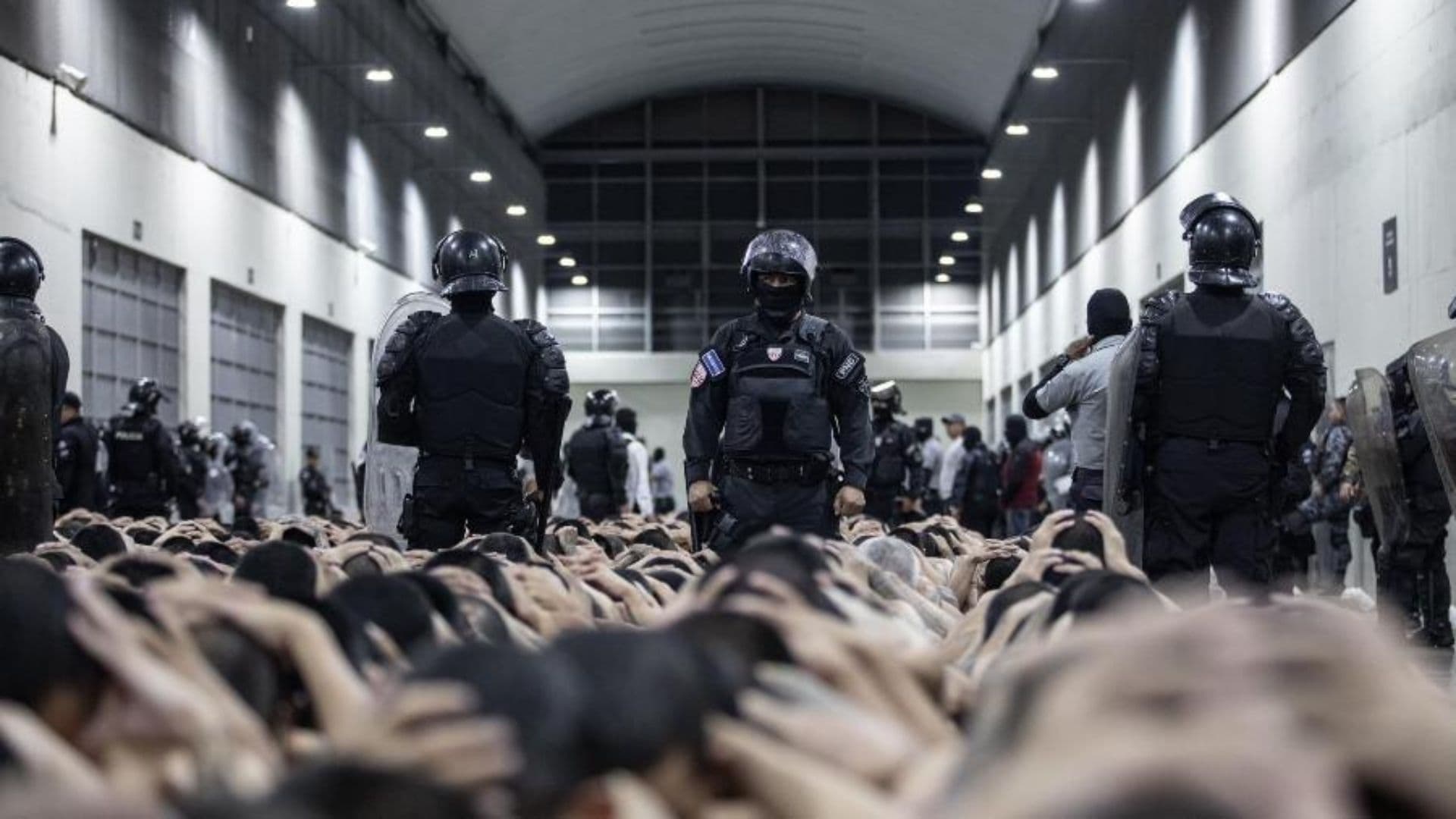 O interior de um presídio em El Salvador.
