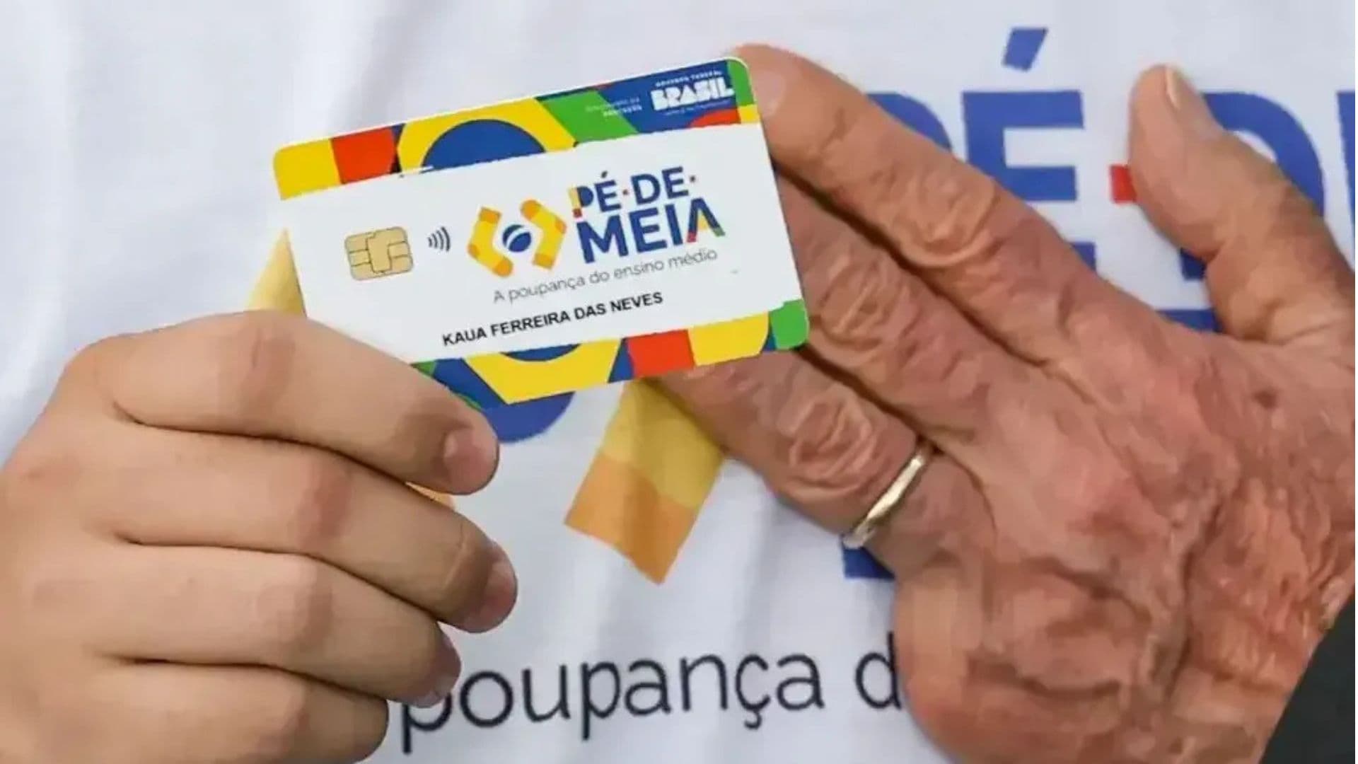 Imagem do cartão do Pé-de-Meia, programa de incentivo à educação do governo Lula.