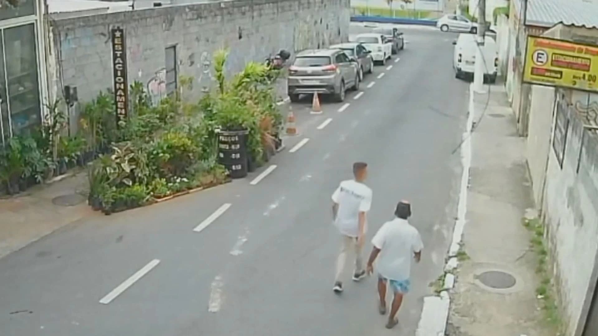Bandido acompanha senhor após promessas de oração