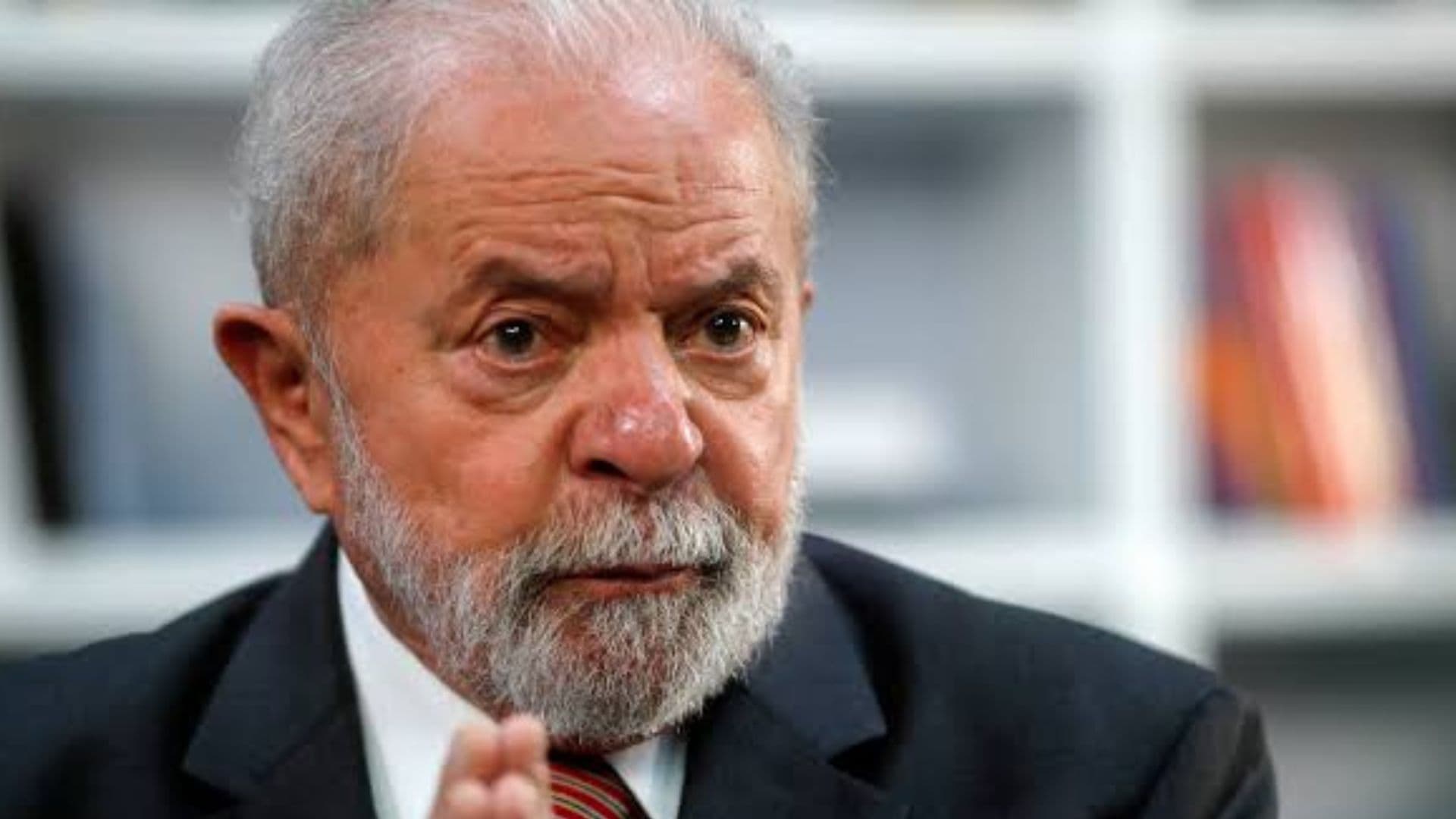 Lula com cara de preocupação, popularidade do presidente está caindo.