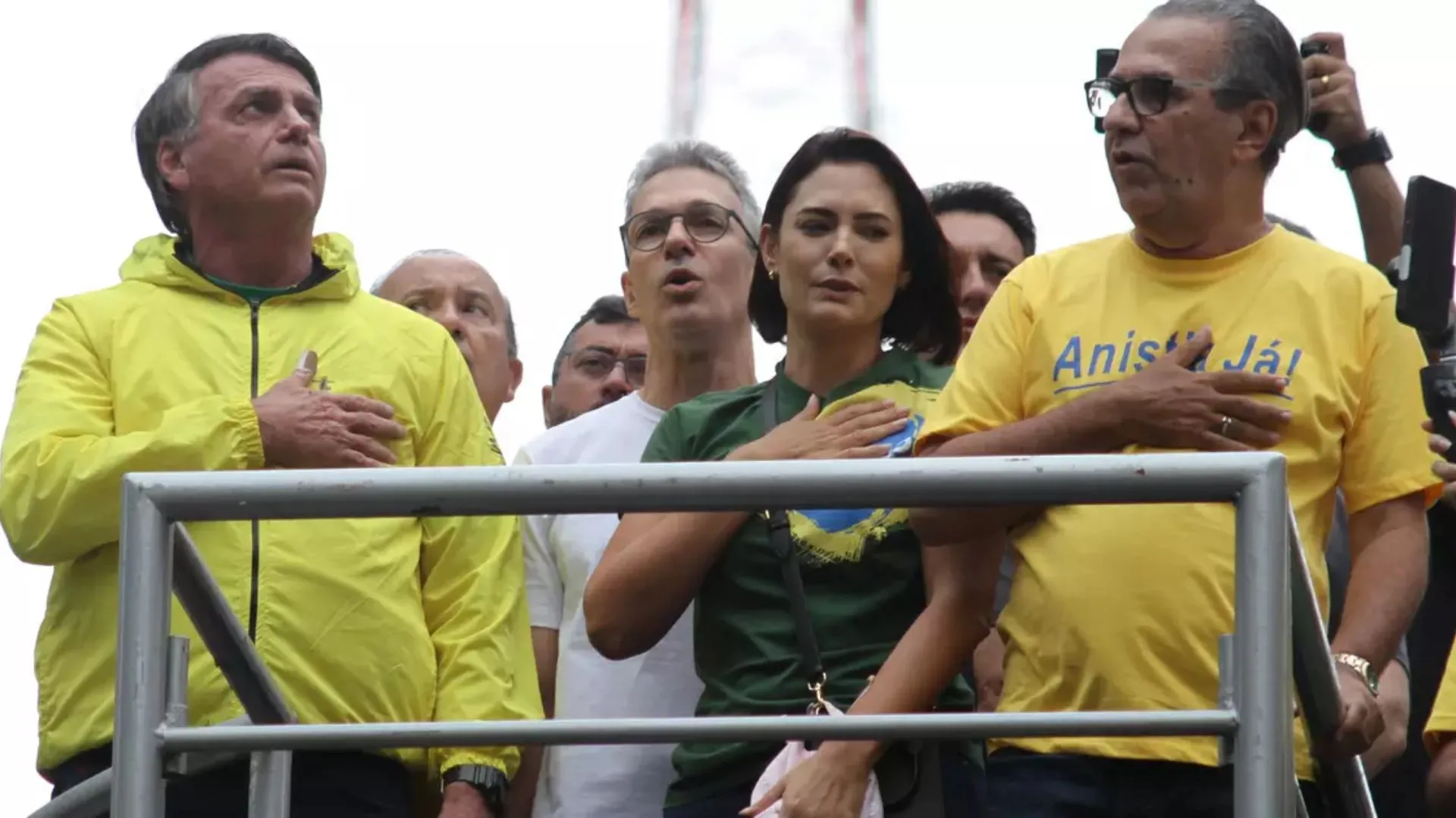 Jair e Michelle Bolsonaro ao lado de lideranças políticas e religiosas