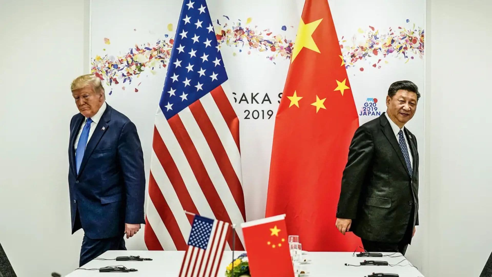 Trump e Xi Jinping deixando conferência. O presidente americano criou novos impostos sobre produtos chineses.