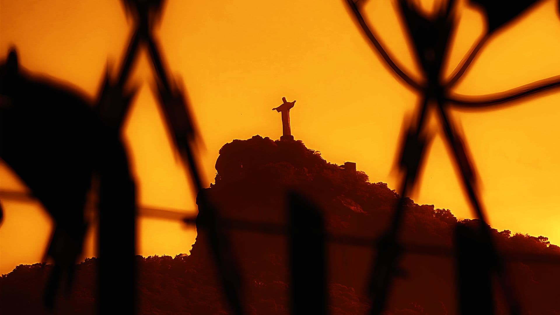 No topo do Corcovado, o Cristo Redentor é uma das maravilhas do mundo.