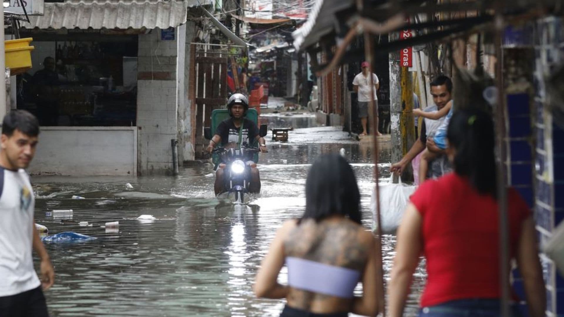 Moradores e comerciantes da comunidade de Rio das Pedras, zona oeste da cidade, sofrem com alagamentos devido às chuvas intensas que causaram estragos em vários pontos do Estado do Rio de Janeiro.