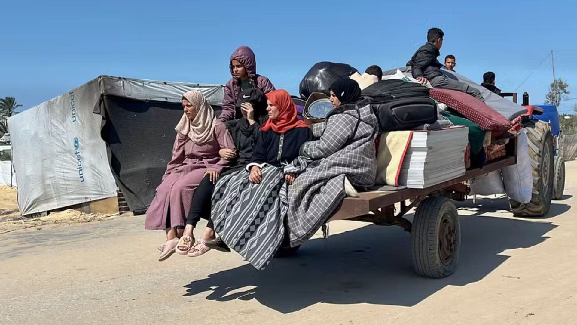 Família palestina deixando território ocupado