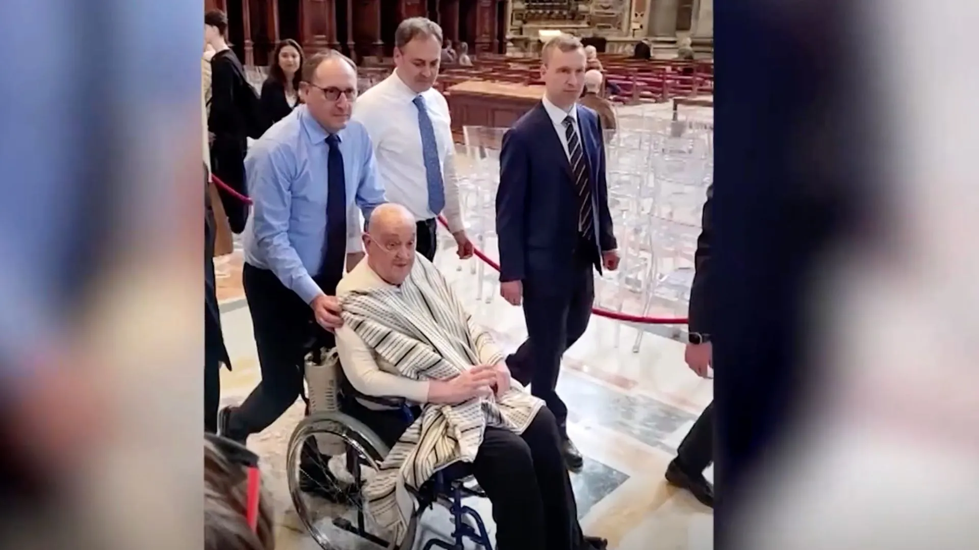 Papa Francisco sem batina. O pontífice apareceu em sua cadeira de rodas e auxilio para respirar