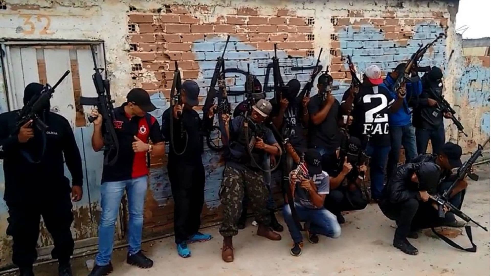Criminosos fortemente armados.