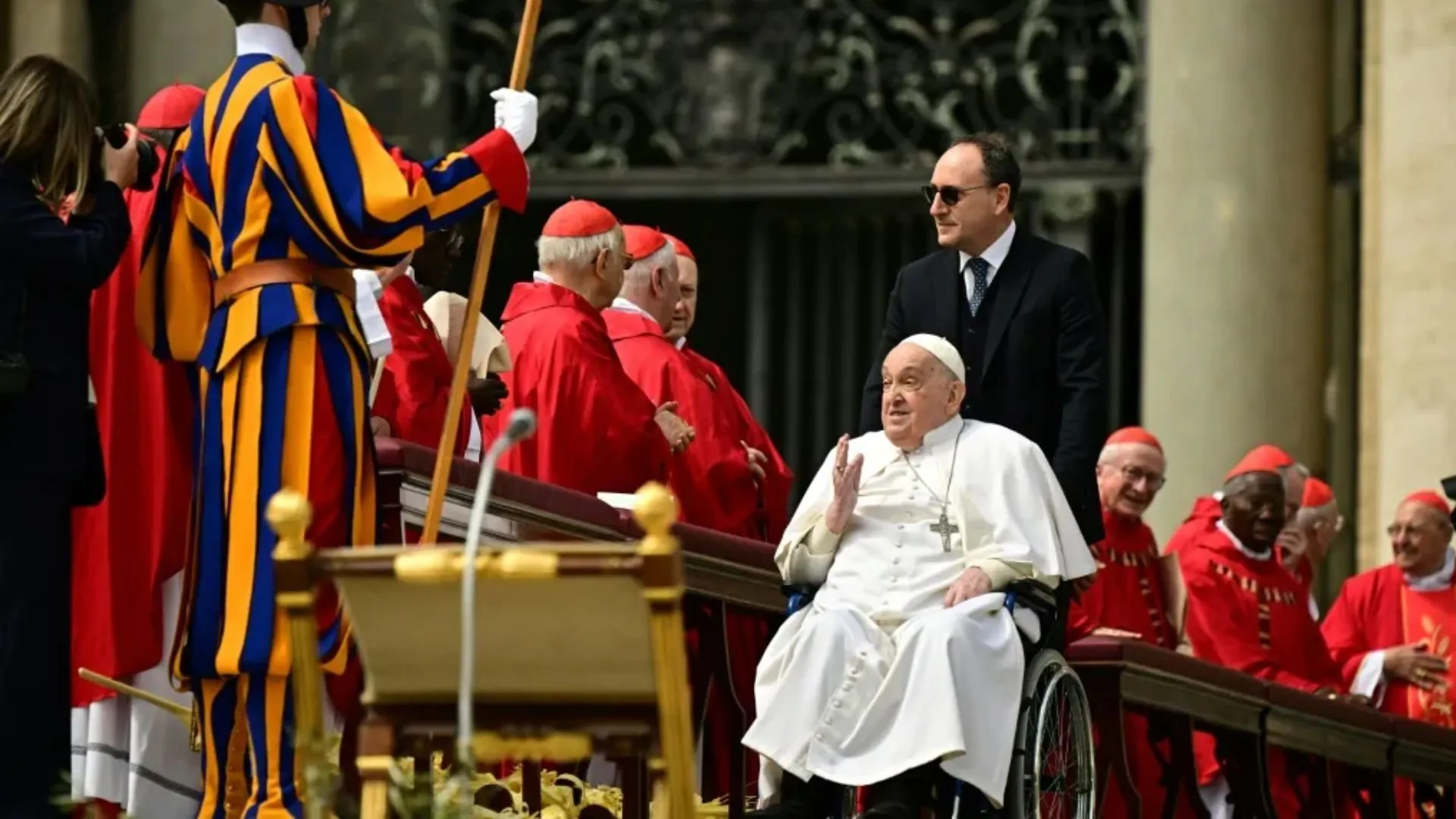 Papa Francisco cumprimentando cardeais em aparição pública