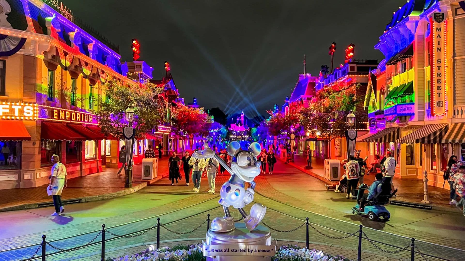 Parque da Disneyland enfeitado com símbolos LGBT para a Pride Nite.