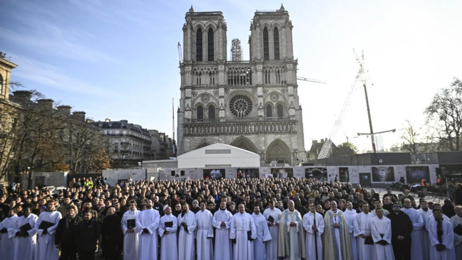 Católicos em frente a Catedral de Notre Dame em Paris