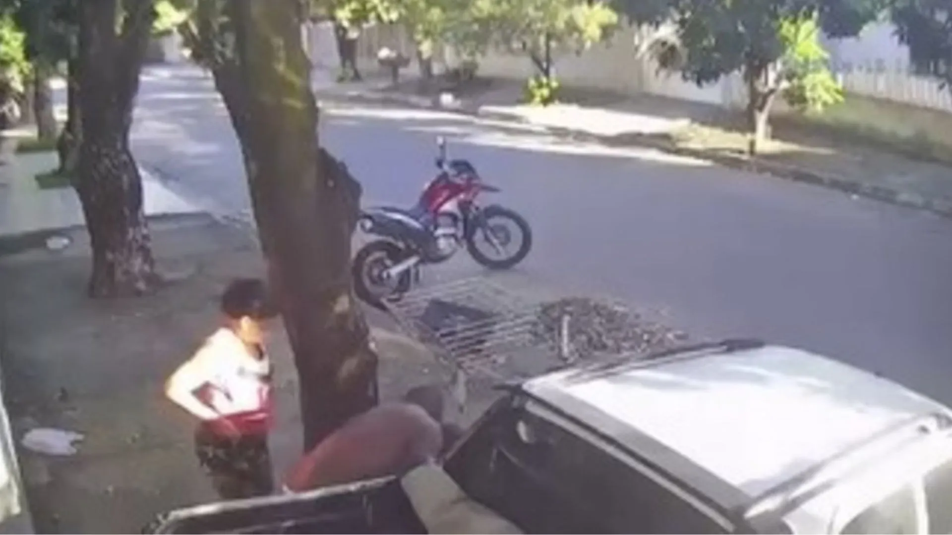 Policial de folga realiza manobras para salvar criança engasgada