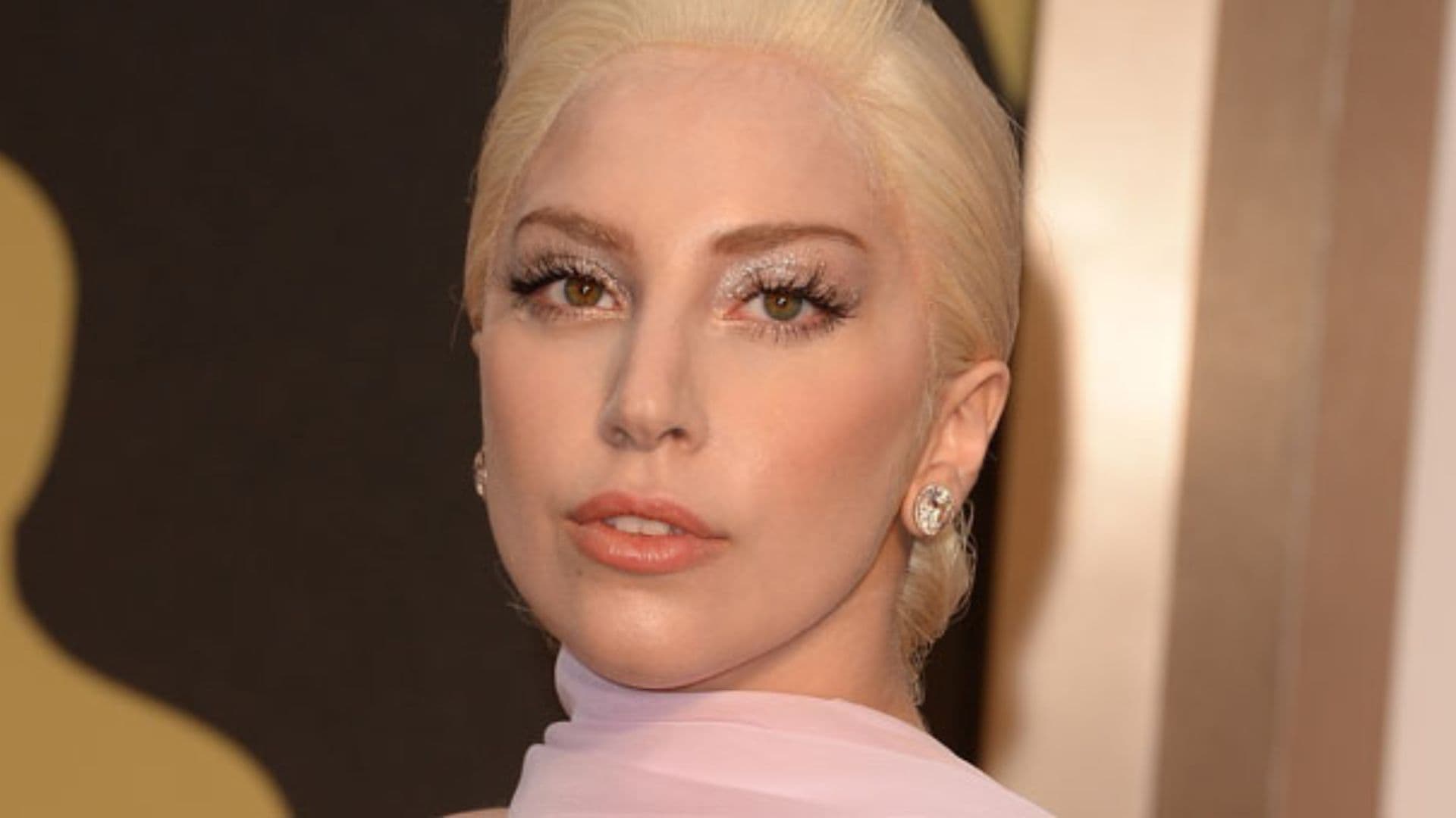 Show de Lady Gaga no Rio de Janeiro irá custar 50% a mais do que o de MadonnaO mega show de Lady Gaga na Praia de Copacabana, marcado para 3 de maio de 2025, custará R$92 milhões, 50% a mais que os R$59,9 milhões investidos no show de Madonna, realizado em 4 de maio de 2024. Segundo a Secretaria Municipal de Desenvolvimento Econômico e a Riotur, o evento irá atrair um público estimado em 1,6 milhão de pessoas. A Prefeitura do Rio irá investir R$15 milhões. Além desse valor, o show de Gaga buscará outros R$15 milhões do governo estadual e recursos extras de patrocínios privados, como o do banco Santander. O custo inclui cachê, transporte, hospedagem e uma estrutura com palco, passarela, painéis de LED e 28 mil metros quadrados de área. Polêmicas sobre custo do show A realização do show de Lady Gaga gerou embates entre o prefeito Eduardo Paes e o senador Flavio Bolsonaro. Paes defendeu o investimento público. Ao se defender, destacou que eventos como os de Madonna e Gaga geram empregos, lotam hotéis e restaurantes, e fortalecem a imagem do Rio como “capital mundial do pop”. Em entrevista ao podcast Podk, ele afirmou: “Vou gastar dinheiro público com a Lady Gaga? Vou. Com a Madonna gastei também. Sabe por quê? Porque enche todos os hotéis, enche todos os restaurantes.” Ele citou o retorno de R$300 milhões com Madonna e projetou R$600 milhões com Gaga, justificando o aporte de R$15 milhões da prefeitura. O governador tem sido criticado pelo show. Nikolas Ferreira (PL-MG) chegou a postar um vídeo gravado durante um tiroteio na Avenida Brasil, uma das principais vias da cidade. “Ainda bem que o prefeito do RJ providenciou o show da Lady Gaga no carnaval”, ironizou. A gravação foi feita no mesmo dia em que Paes e o senador Flávio Bolsonaro protagonizaram um embate nas redes sociais por causa da segurança pública. Ao responder a acusações de envolvimento com rachadinha, o senador disse que Paes está no quarto mandato e não consegue resolver os problemas básicos do Rio. Enfatizou também que o prefeito e aliados romantizam o crime. “No show da Lady Gaga, não esqueça, chame a polícia que você tanto critica, se não os eleitores de Lula/Paes vão fazer um estrago. Menos circo e mais segurança!”, pediu. A crise de segurança pública no Rio é histórica e se agrava há anos. A Brasil Paralelo realizou uma criteriosa investigação da situação. No documentário, Rio: Paraíso em Chamas, especialistas, autoridades e vítimas foram entrevistadas para que fosse possível realizar um diagnóstico profundo e realista da situação. Clique aqui e desbloqueie Rio: Paraíso em Chamas. Ivan Valente (PSOL) também criticou o evento: “É um luxo, enquanto faltam recursos na saúde”, afirmou, referindo-se ao déficit de R$1,2 bilhão previsto para 2025. Em contrapartida, aliados do governo municipal disseram que o retorno gerado para a cidade paga o investimento. “O retorno econômico paga o investimento, citando os R$300 milhões de Madonna como prova”, disse o secretário de Turismo, Gustavo Tutuca. Segundo o secretário, o retorno está relacionado aos benefícios para setores econômicos, como redes hoteleira, de restaurantes, prestadores de serviços etc… Para o show de Madonna, o investimento público foi de R$10 milhões. A prefeitura alega um retorno econômico de R$469,4 milhões, incluindo R$7,3 milhões a mais em arrecadação de ISS (Imposto Sobre Serviços) em maio de 2024, comparado a maio de 2023 (R$59,8 milhões contra R$52,5 milhões). O economista Leonardo Siqueira contesta. Ele afirma que o retorno do show de Madonna, sem impostos, foi de apenas R$100 mil. Na época do show, afirmou que o investimento não valia a pena. Enfatizou ainda que, pelos R$10 milhões investidos pela prefeitura, só seria possível obter R$3,8 milhões em retorno. Meses depois, Siqueira voltou às redes sociais e confirmou sua afirmação: “A equipe do Eduardo Paes me contestou, dizendo que a prefeitura gastou R$10 milhões, mas que iria arrecadar R$10,8 milhões em impostos, por isso fazia sentido investir no show. Eu fiz as contas e disse que, se tivesse muita sorte, a prefeitura iria arrecadar R$3,8 milhões.” Ao apresentar os valores da arrecadação de imposto dos setores que envolvem o evento, segundo a sugestão da própria prefeitura, concluiu que o valor arrecadado em maio de 2024, mês do show de Madonna, foi de R$10,2 bilhões. No mesmo mês de maio do ano anterior, a arrecadação foi de R$10,1 bilhões. Segundo Leonardo, esses resultados comprovam que o investimento não valeu a pena.