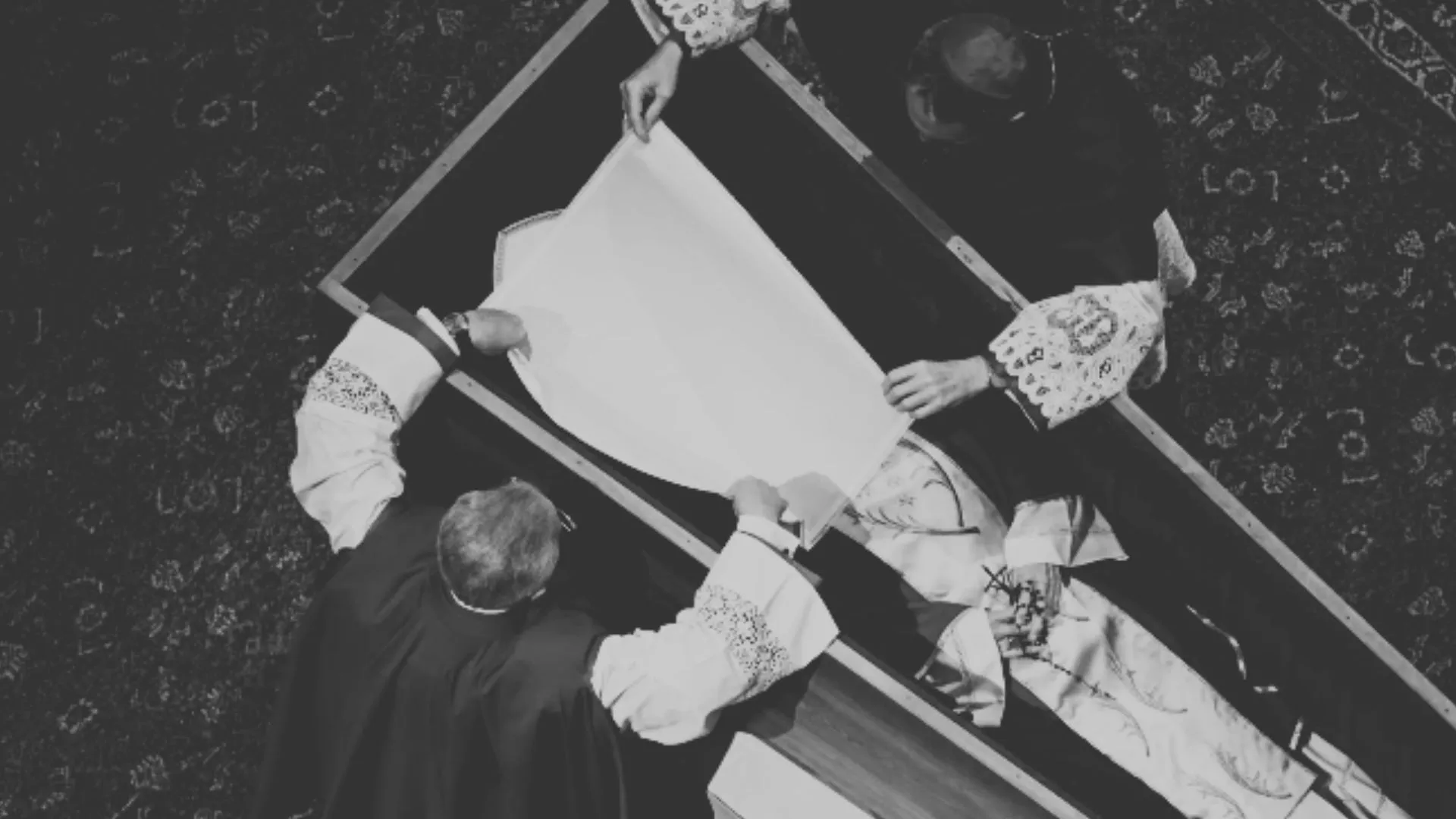Caixão do papa sendo feixado