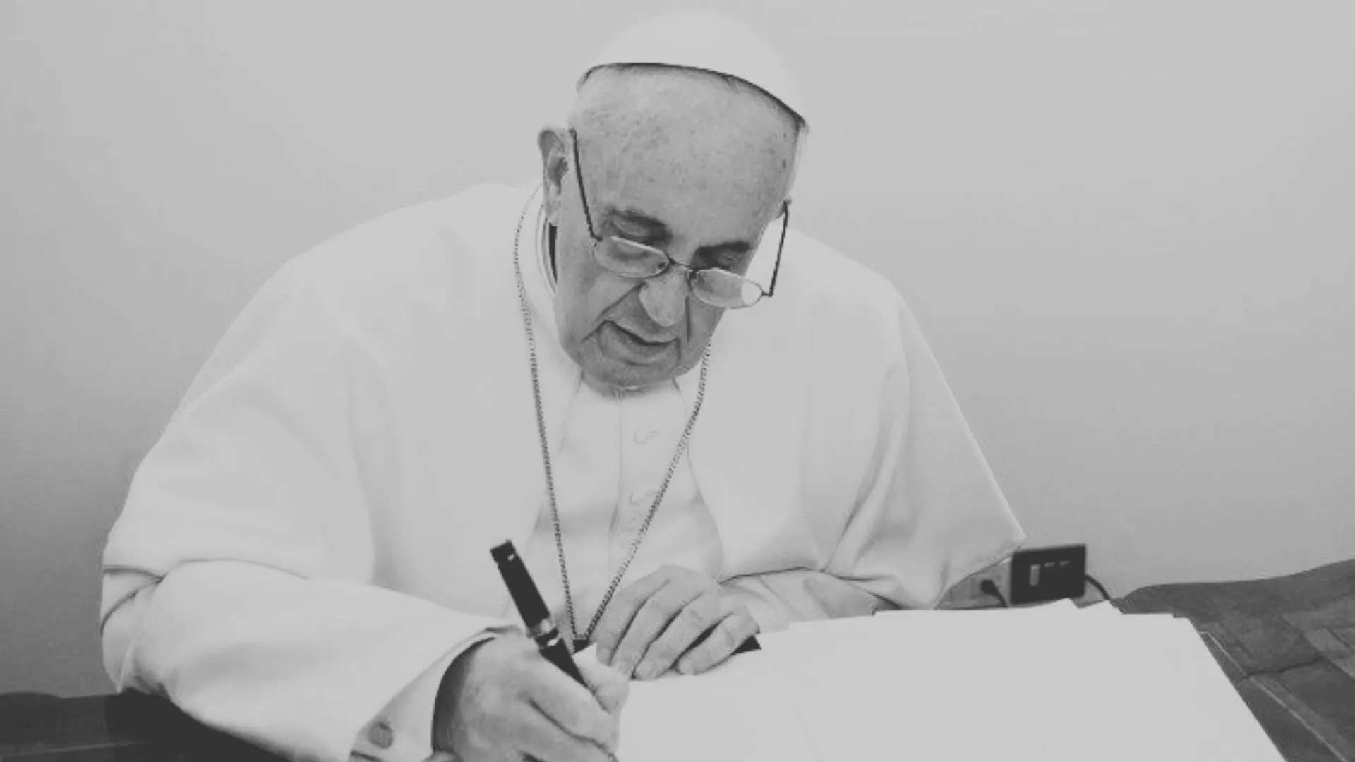 Papa Francisco escrevendo