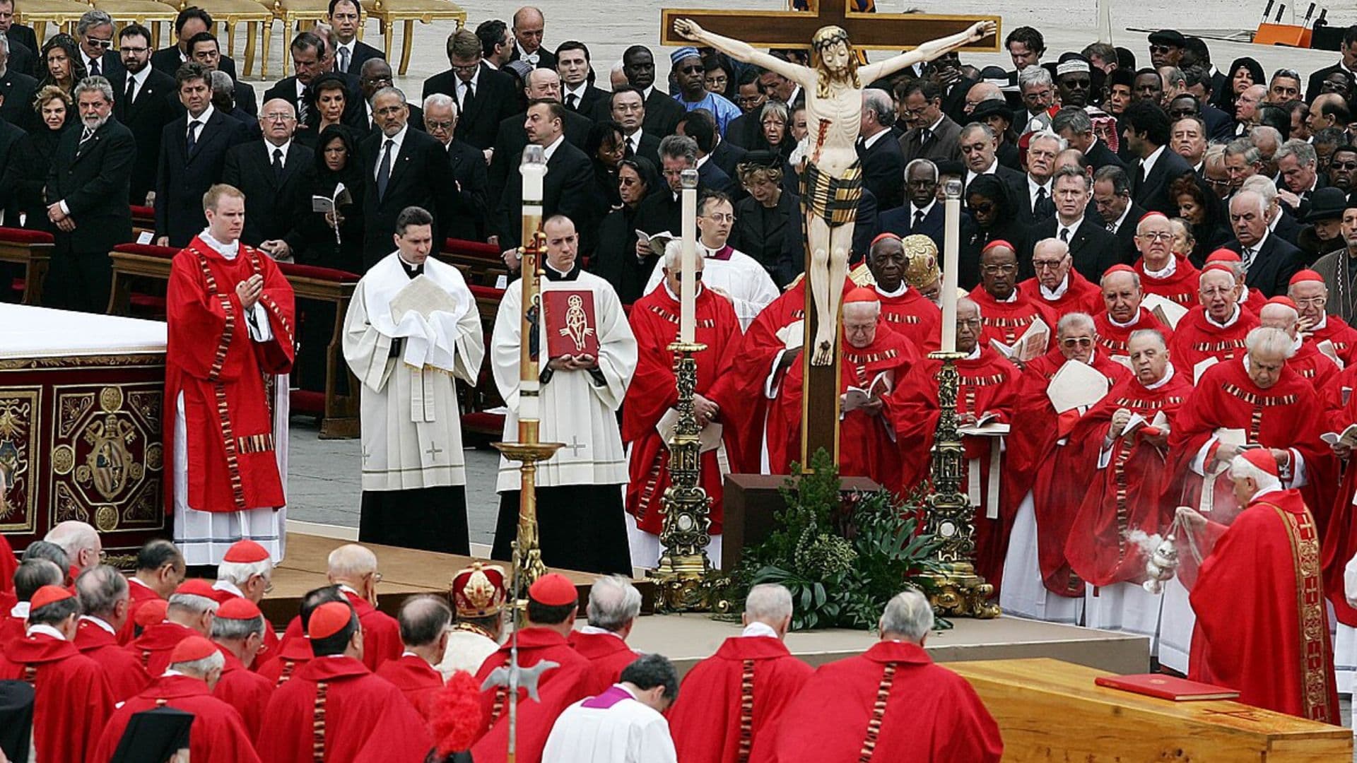 Imagem do funeral do papa João Paulo II.