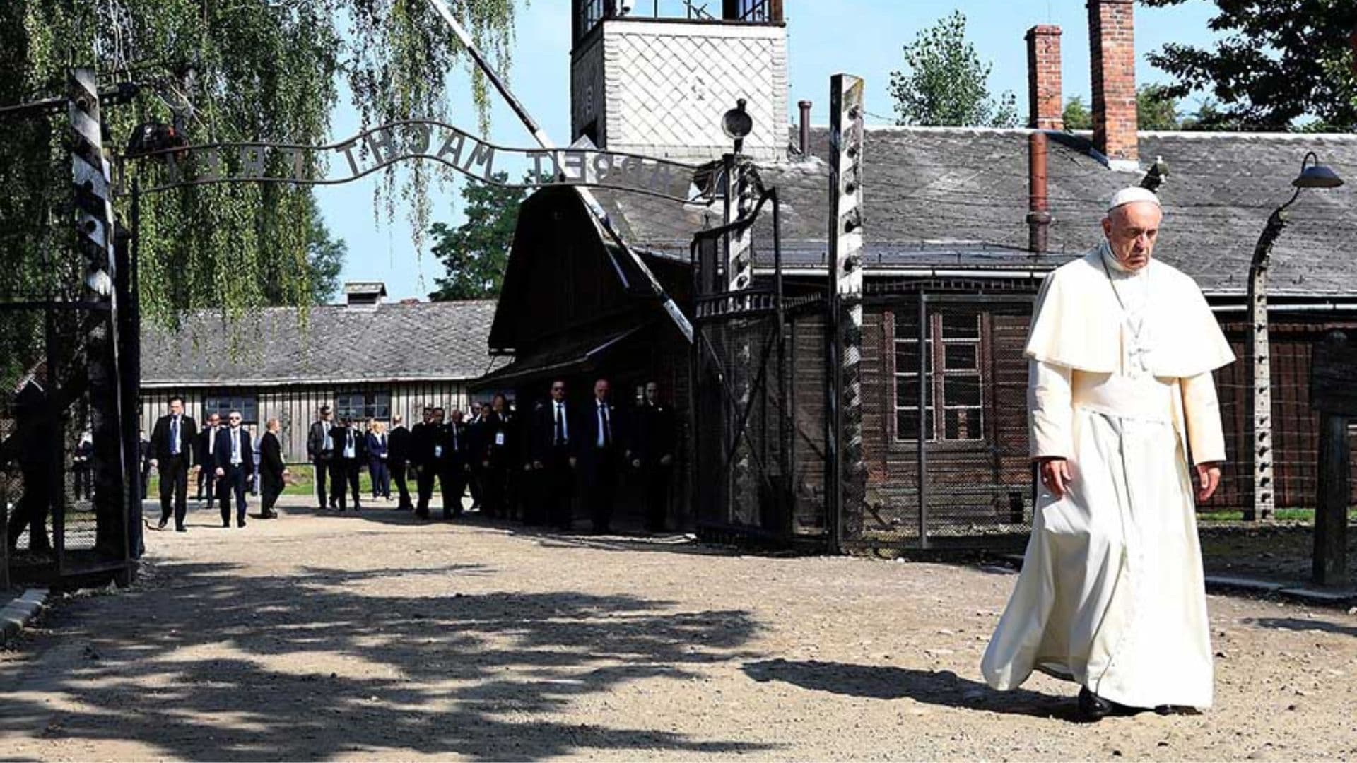 Papa Francisco visita o campo de concentração de Auschwitz.