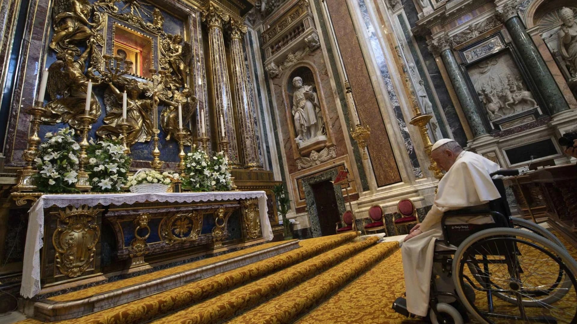 Papa Francisco rezando diante do ícone Salus Populi Romani na basílica de Santa Maria Maior