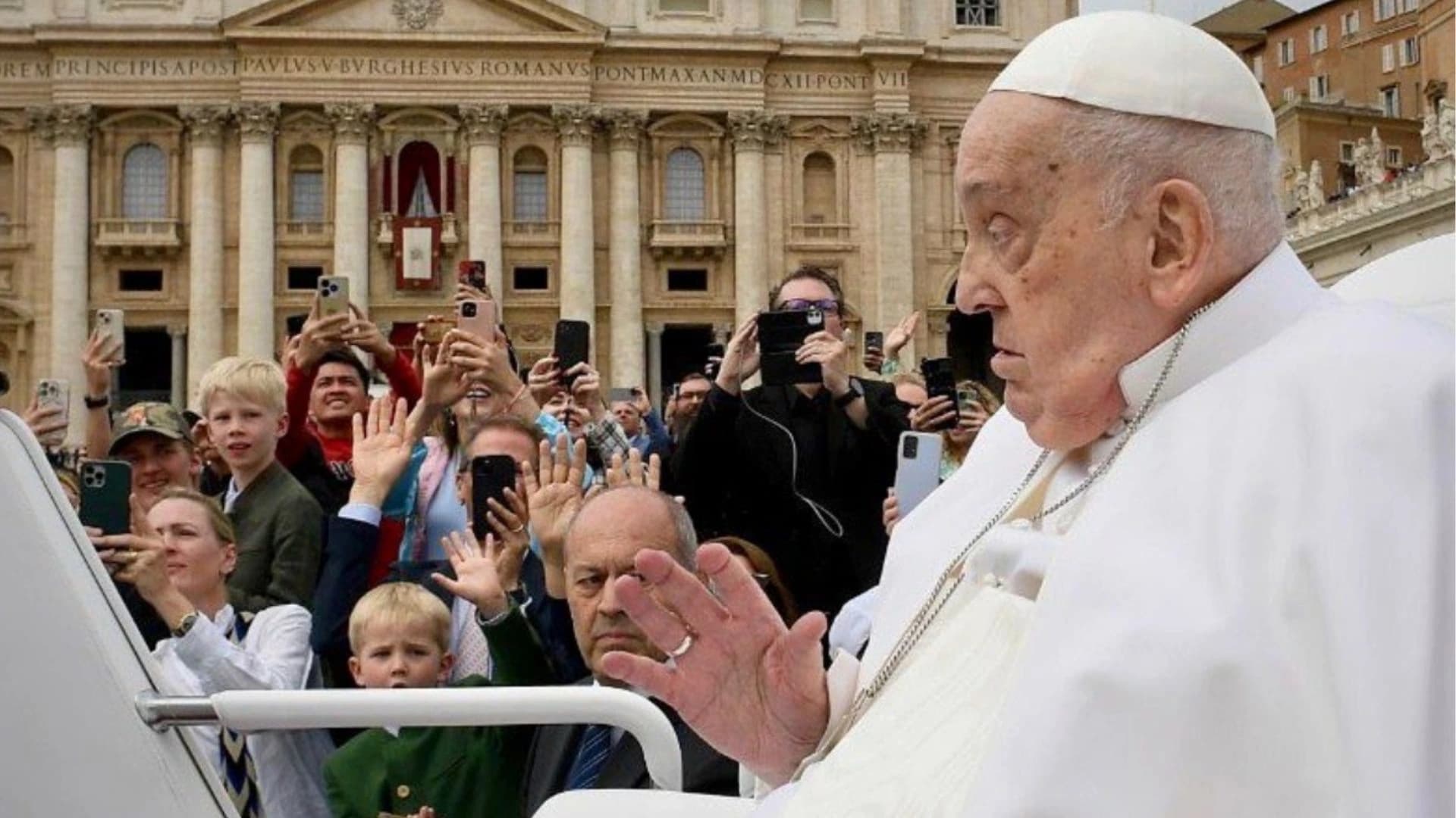 Papa Francisco no Vaticano saudou os fiéis no domingo de Páscoa -