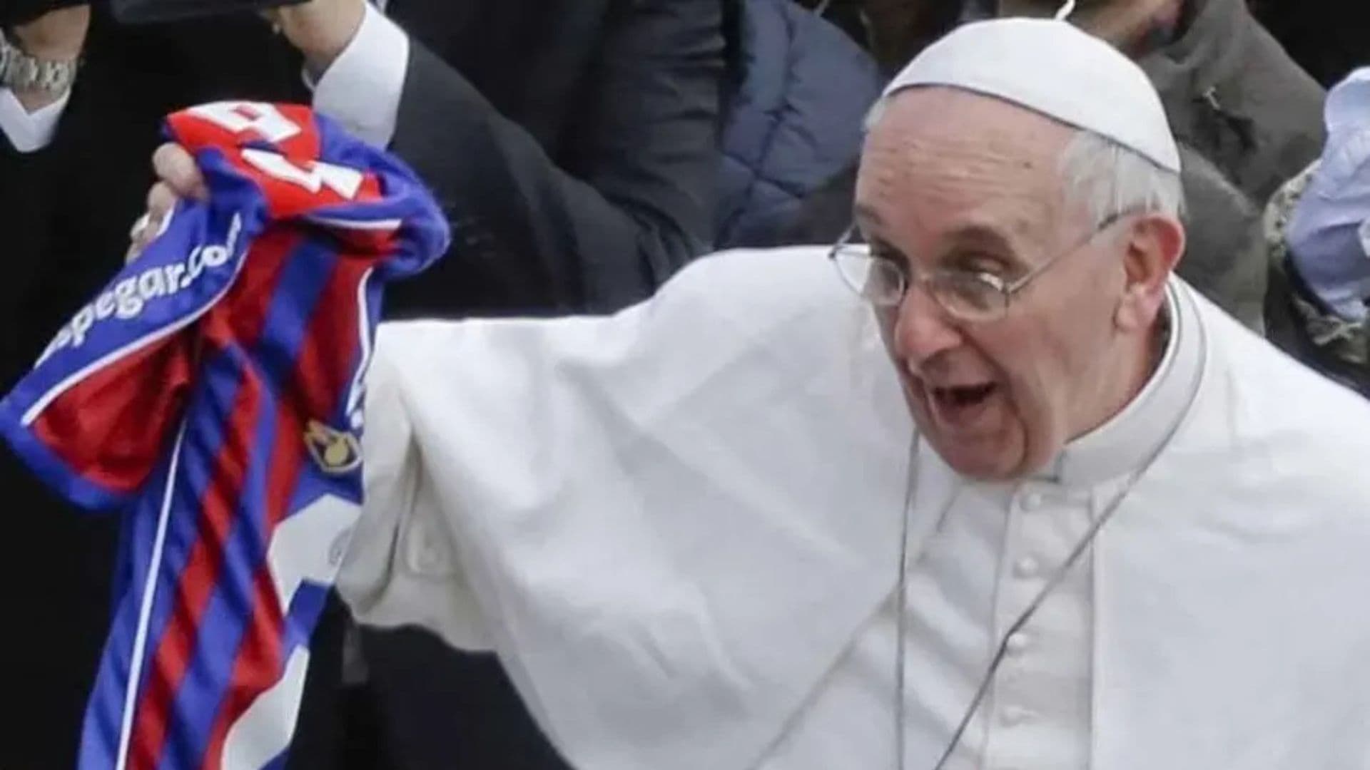 Papa Fancisco segurando ma camiseta do ime San Lorenzo