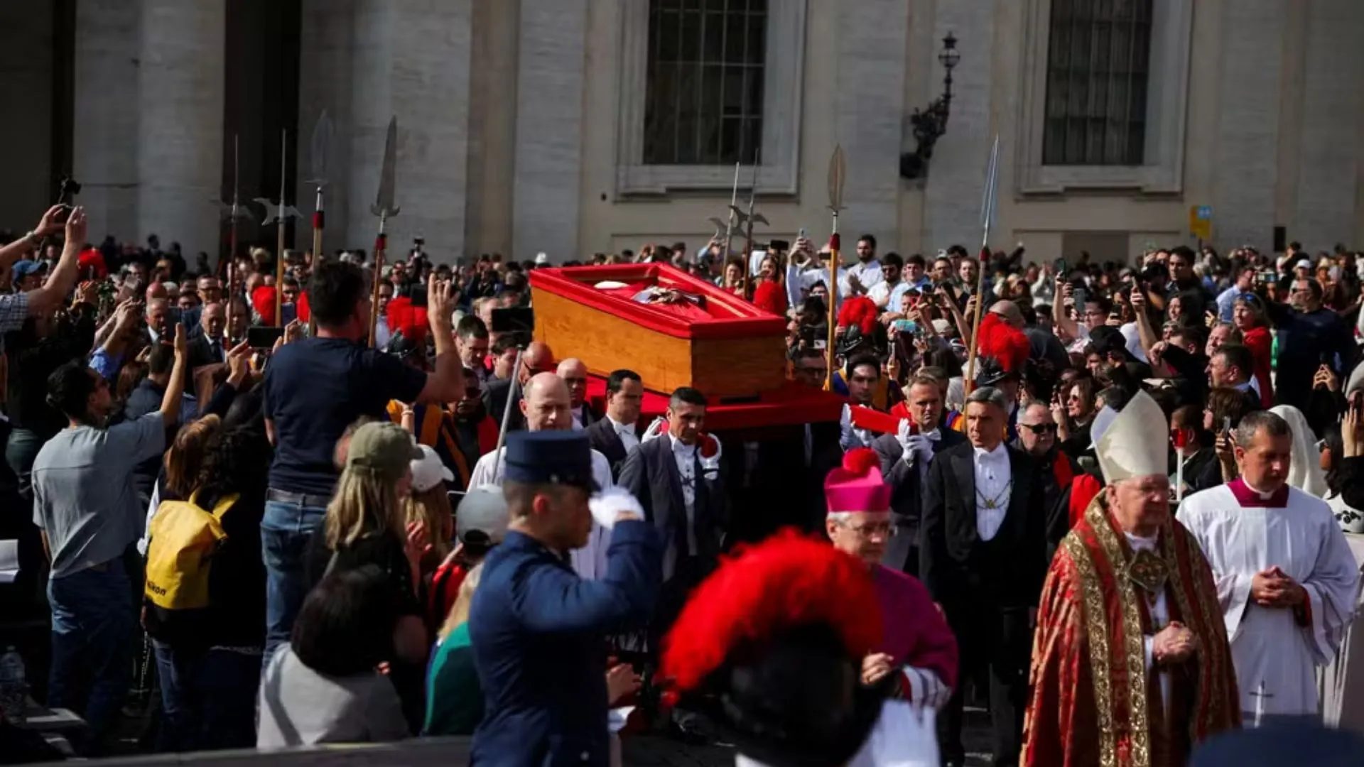 Procissão chega à Basílica de São Pedro