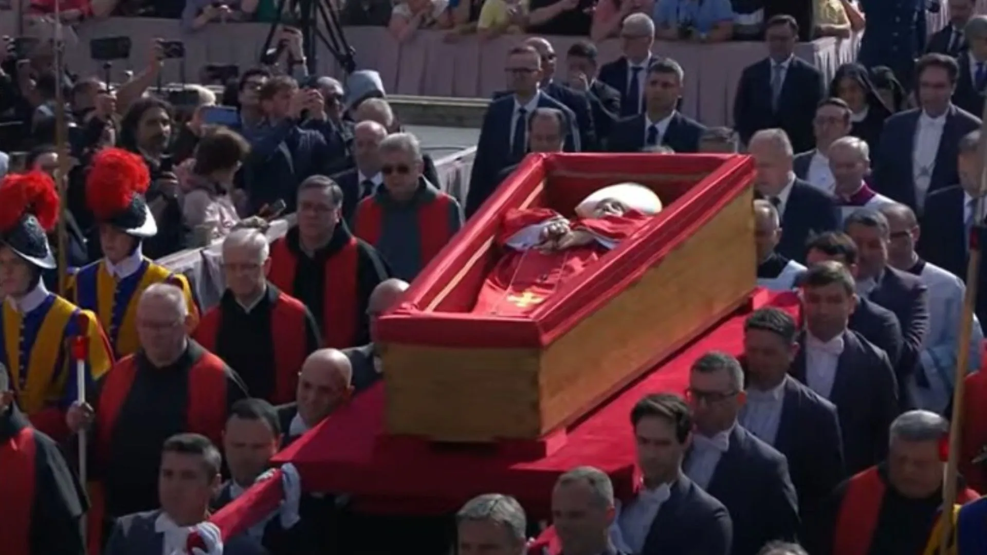 Corpo do papa Francisco sendo carregado na praça de são pedro
