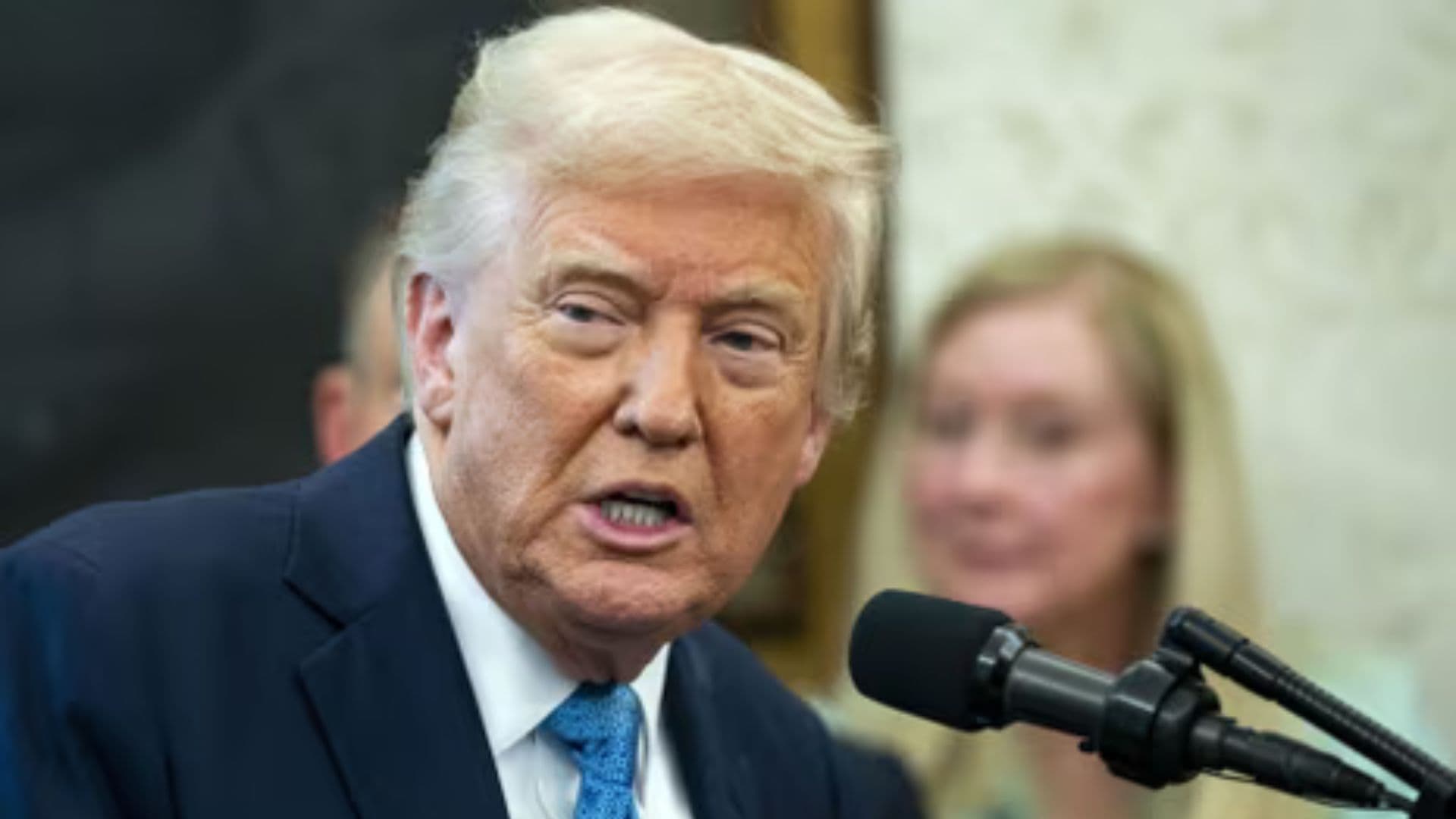 Trump falando diante de um microfone. Presidente americano criticou poluição na China.
