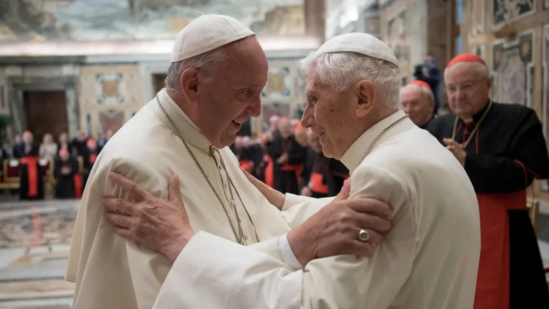 O papa emérito Bento XVI é saudado pelo Papa Francisco durante uma cerimônia para marcar seu 65º aniversário de ordenação ao sacerdócio no Vaticano