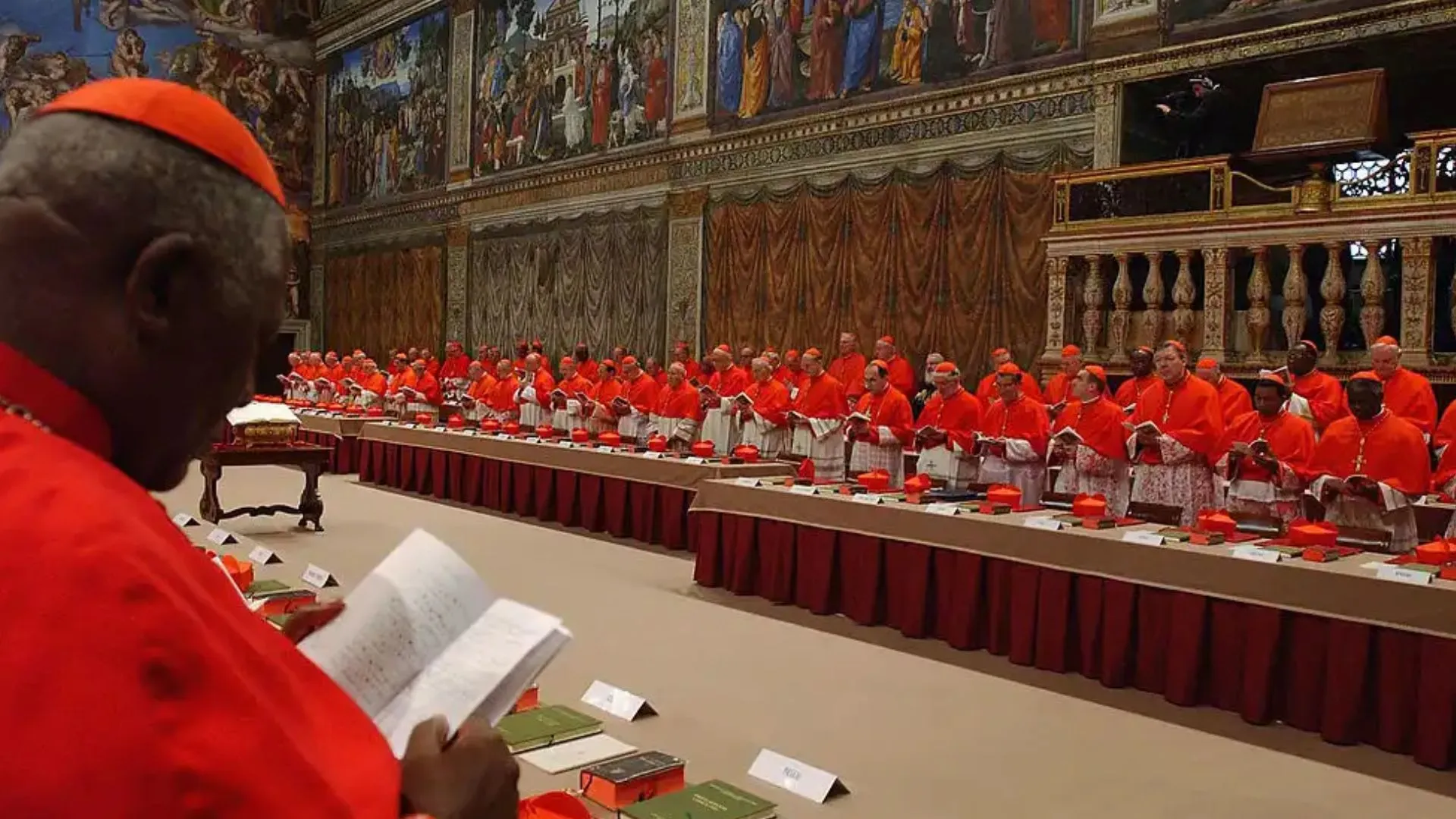 Cardeais reunidos para o conclave na capela sistina