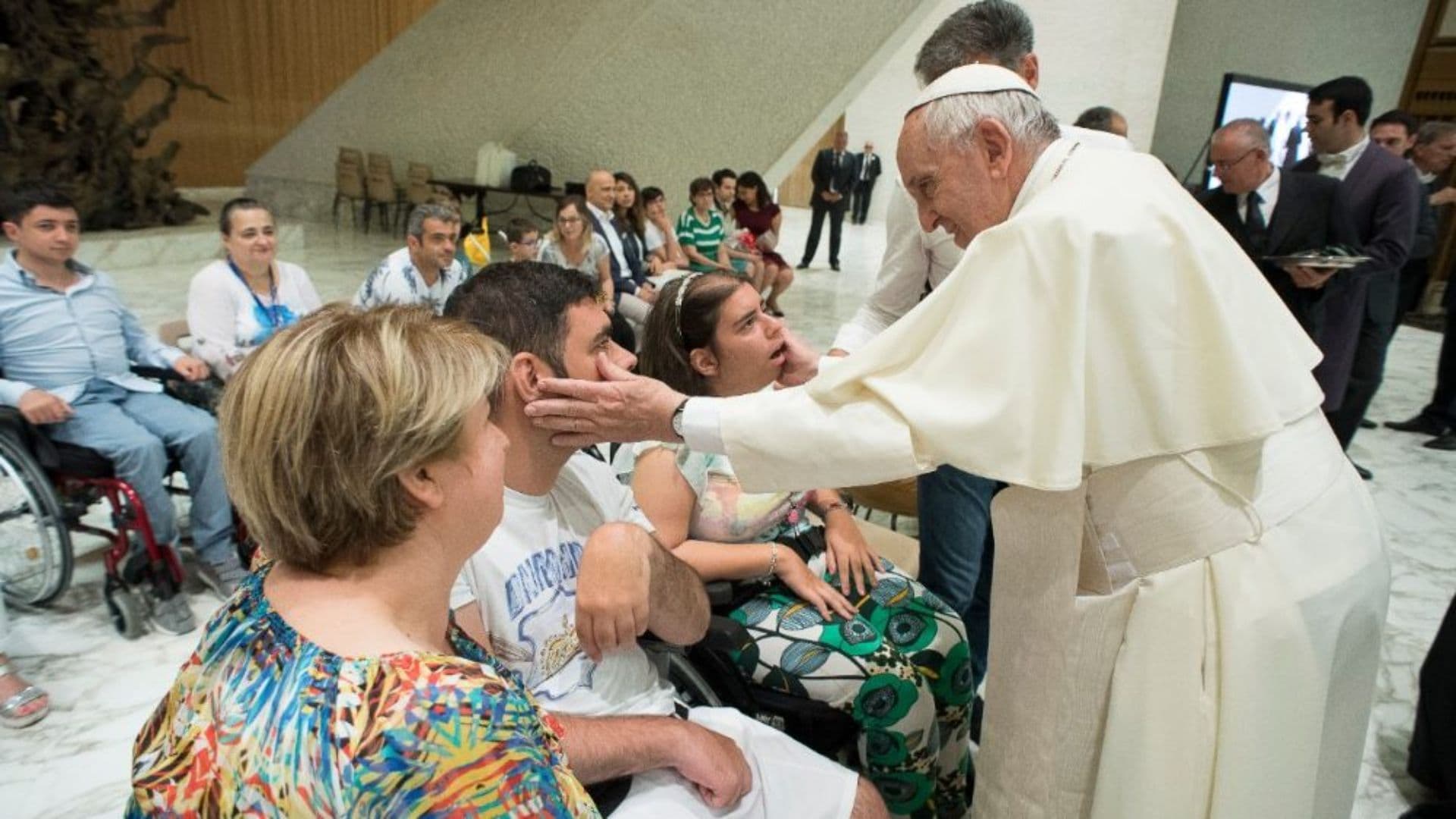 Papa Francisco abençoa enfermos e vulneráveis.
