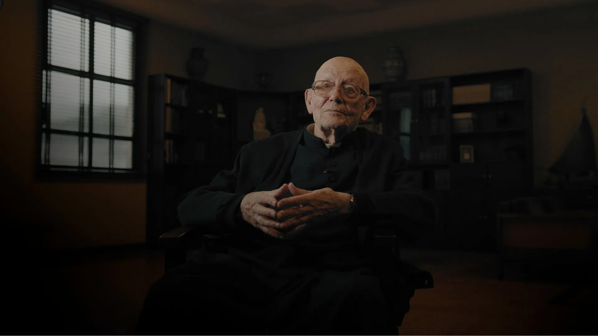Padre Francisco faus durante documentário
