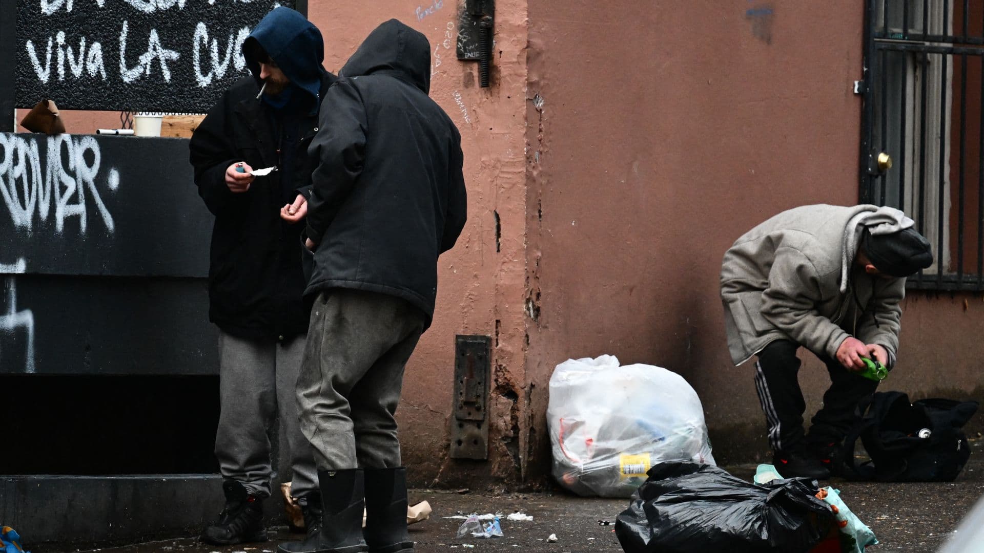 Usuários de drogas se encontrando com traficante em um beco nas ruas de Portland.