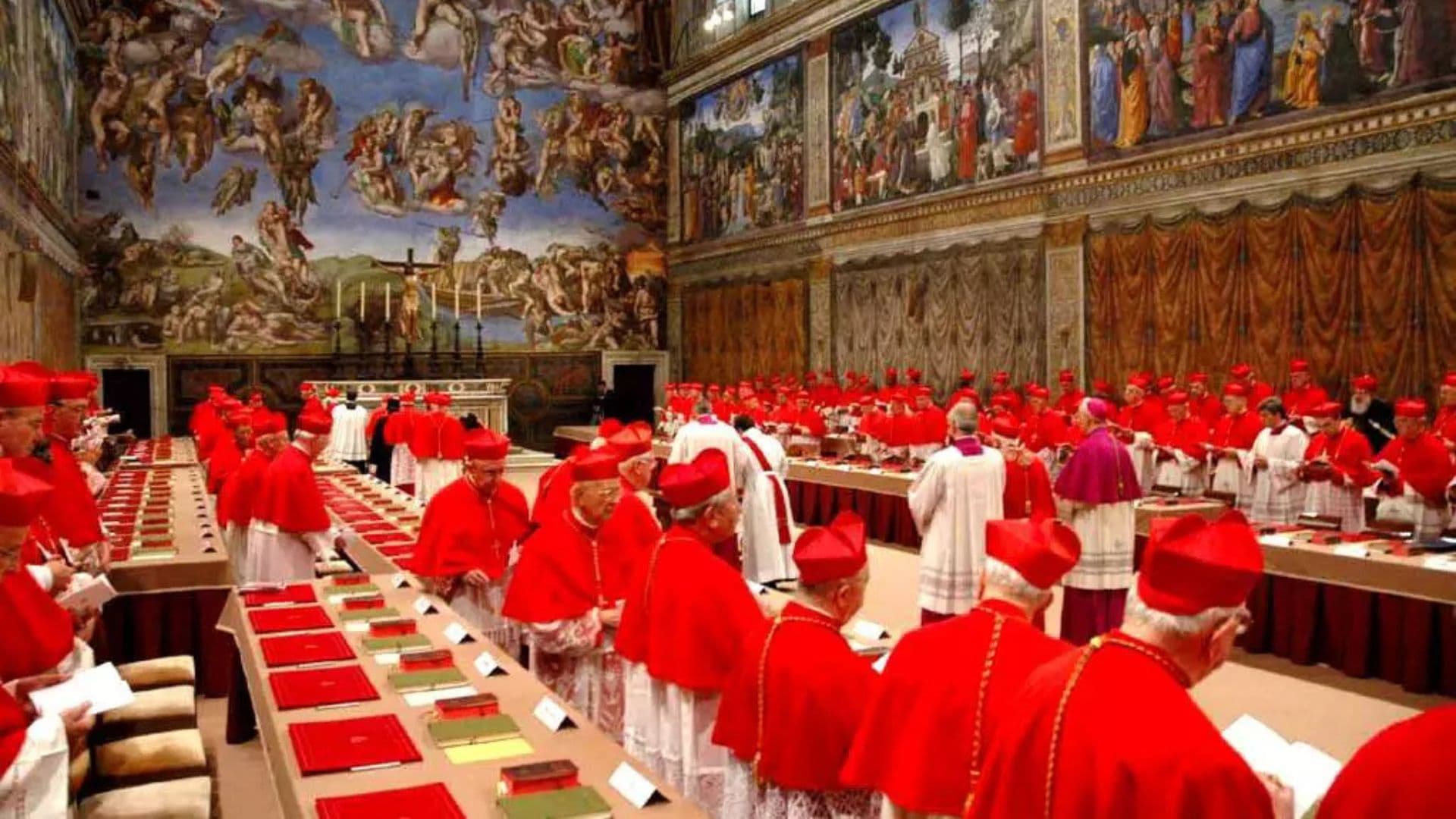 Cardeais reunidos na Capela Sistina para escolher um novo papa em 2013
