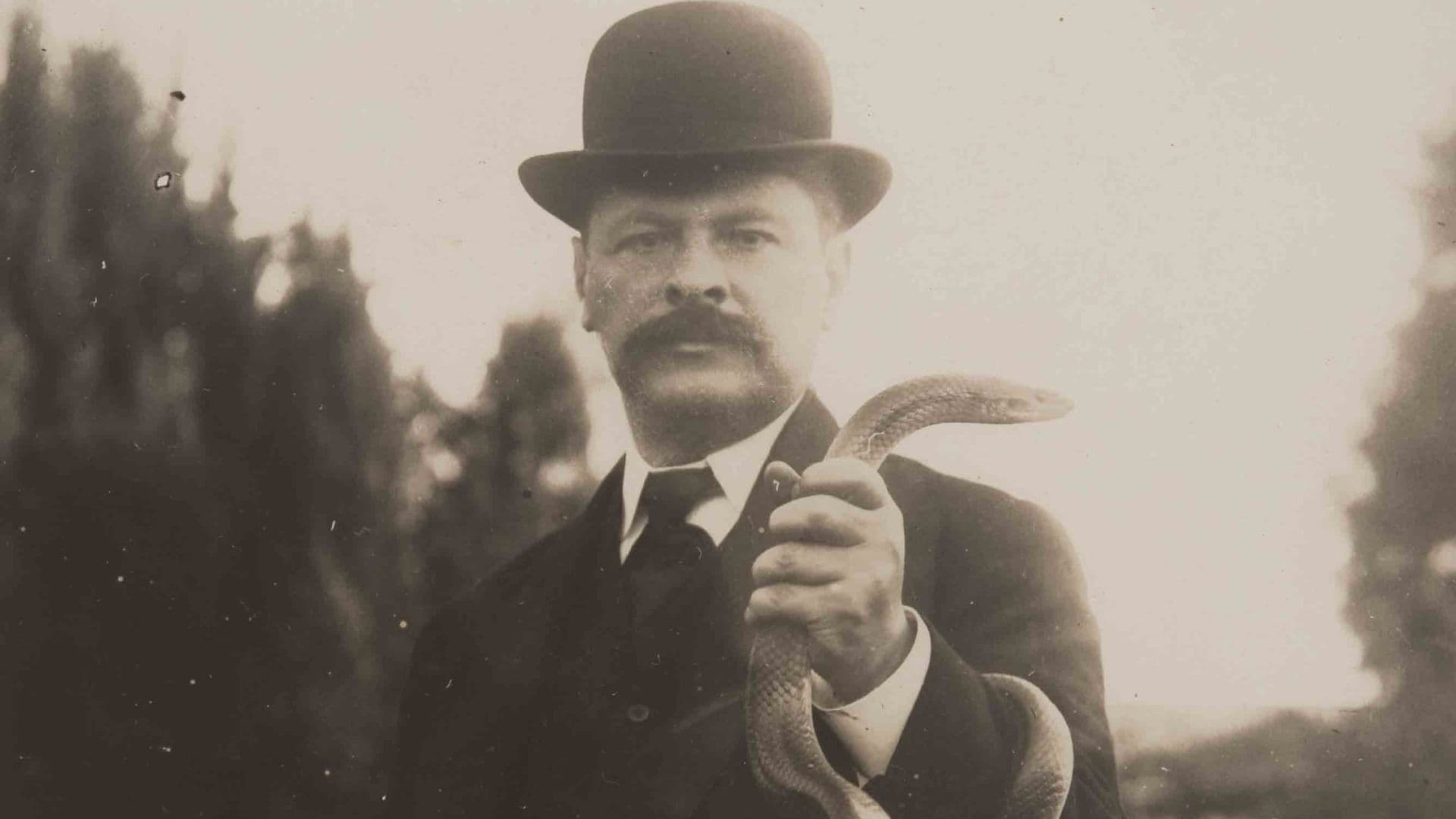 O cientista Vital Brazil segurando uma serpente.