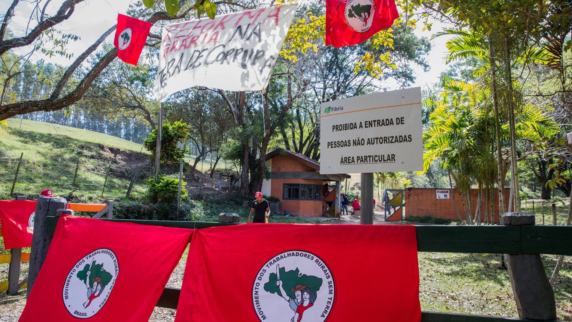 Bandeiras do MST na invasão da fazenda Esmeralda, em Duartina, no interior de São Paulo