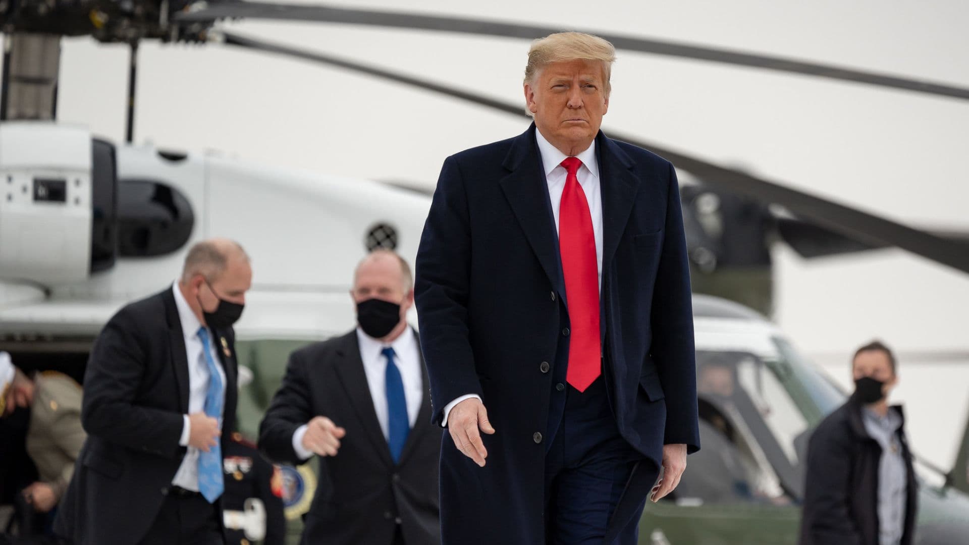 Trump em frente a um helicóptero. Presidente americano faz 100 dias de governo.