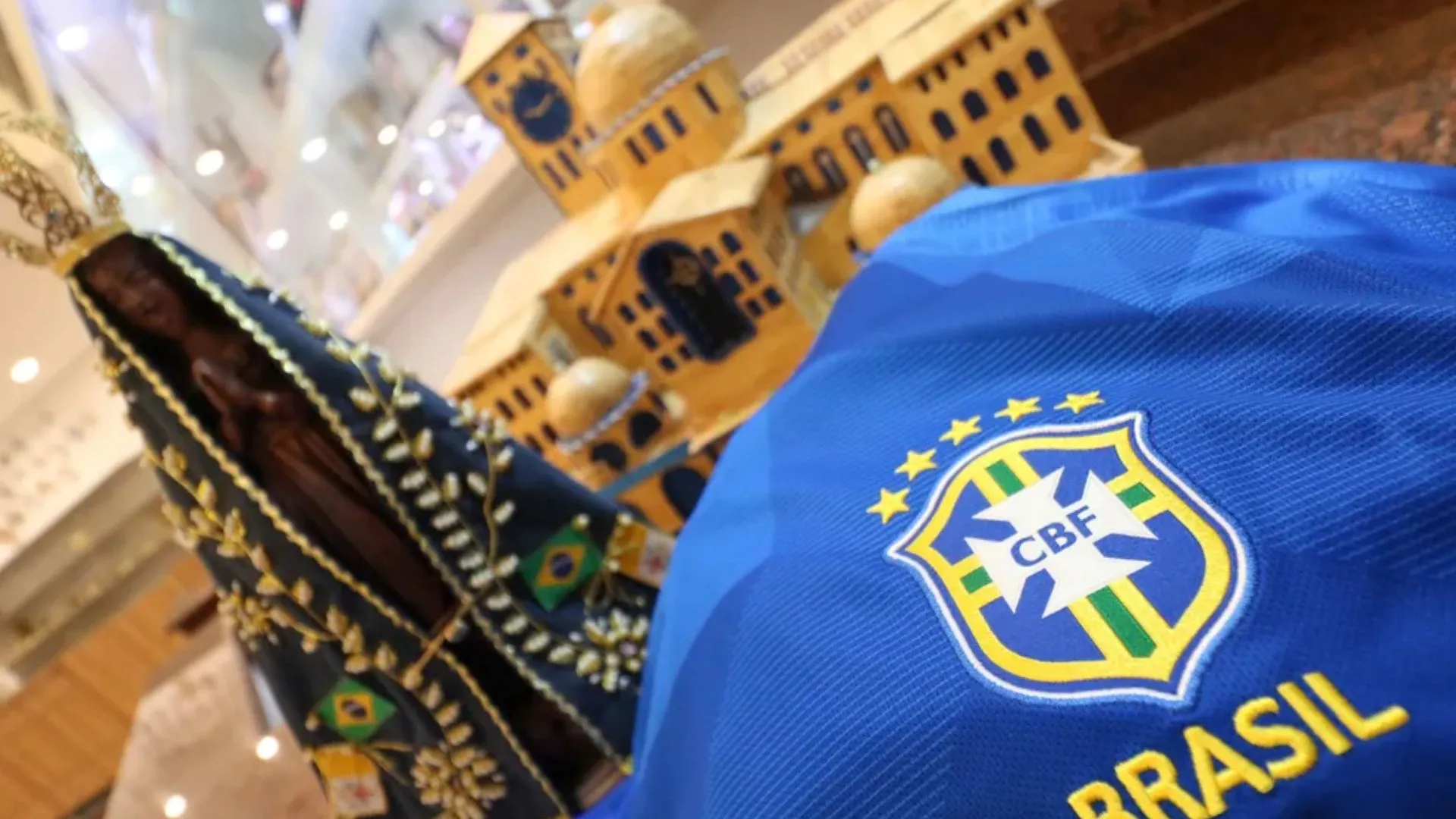 Camisa azul da seleção brasileira e imagem de Nossa Senhora aparecida