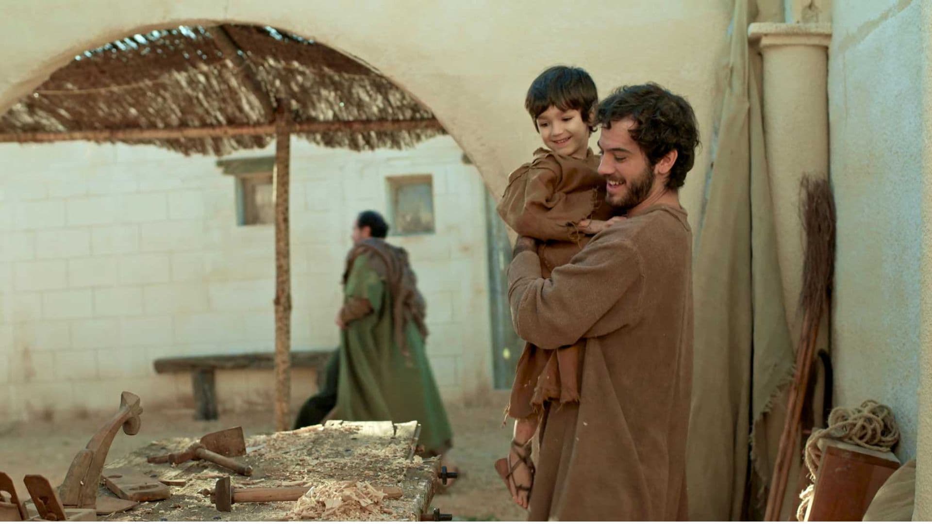 São José segurando o menino Jesus em uma cena do filme Coração de Pai