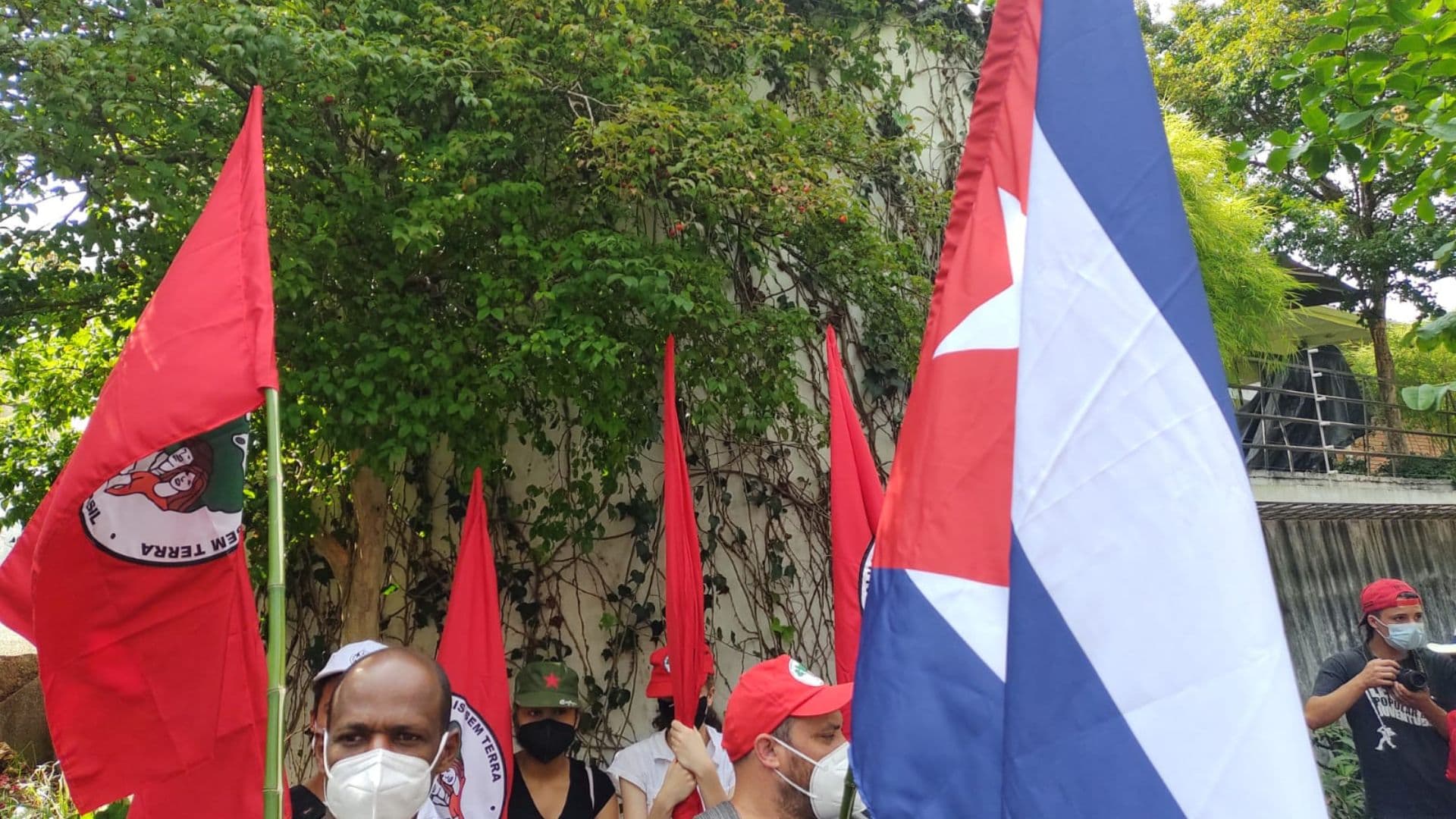 Militantes do MST segurando bandeiras cubanas.