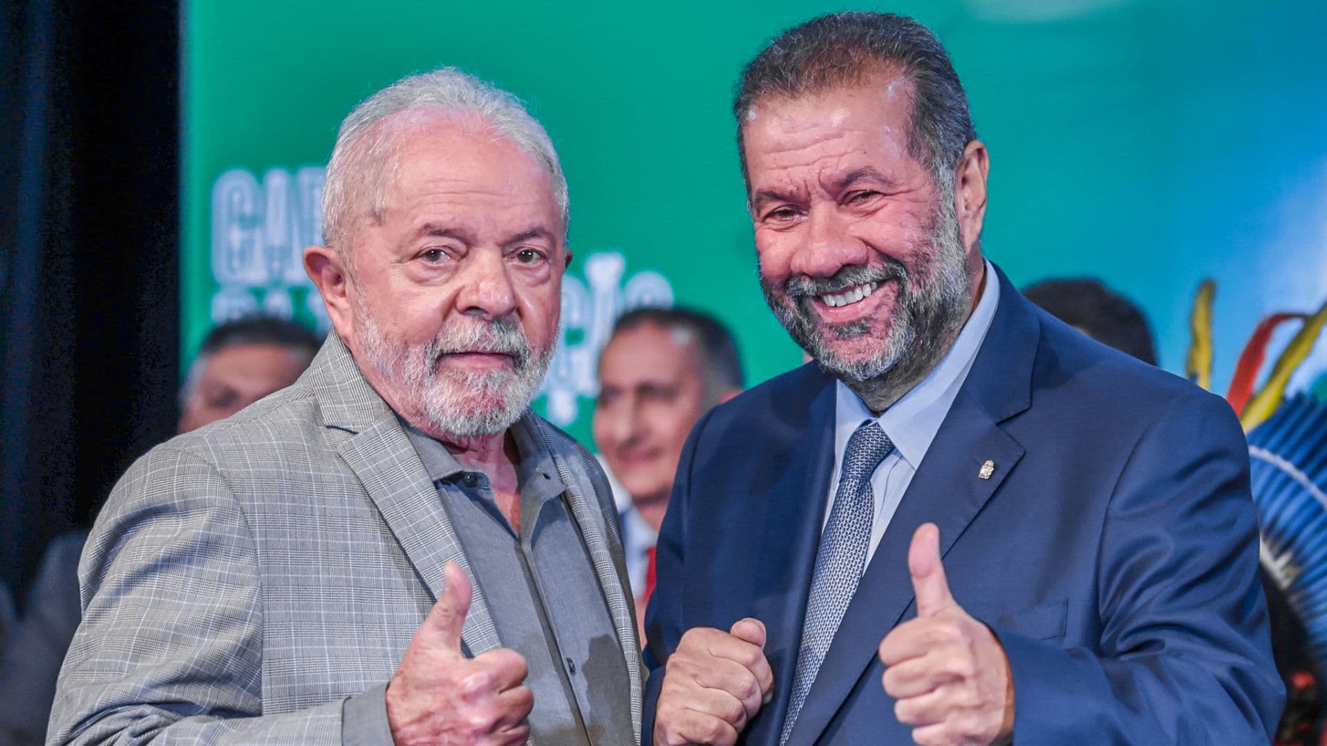Carlos Lupi deixa o Ministério da Previdência em meio a escândalo de fraudes no INSS.