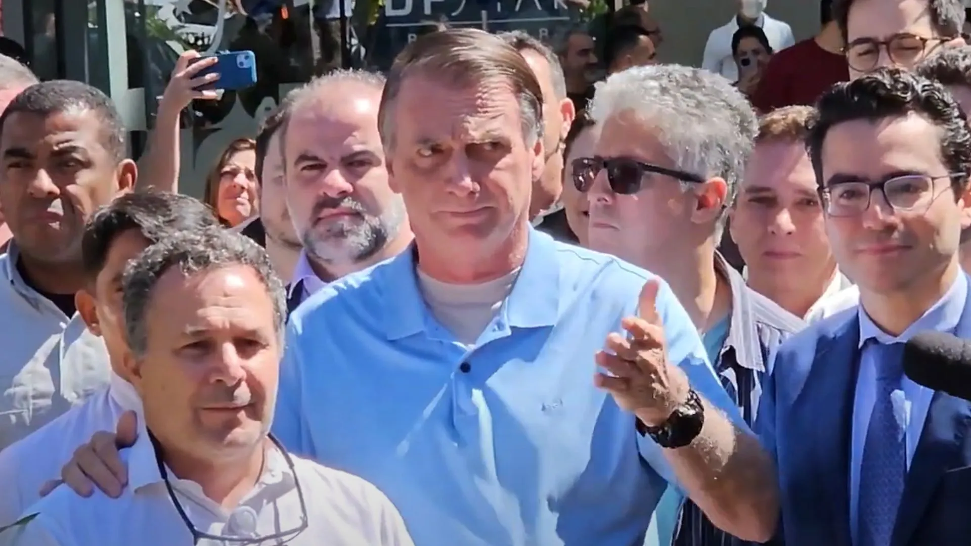 Bolsonaro saindo do hospital acompanhado por médico