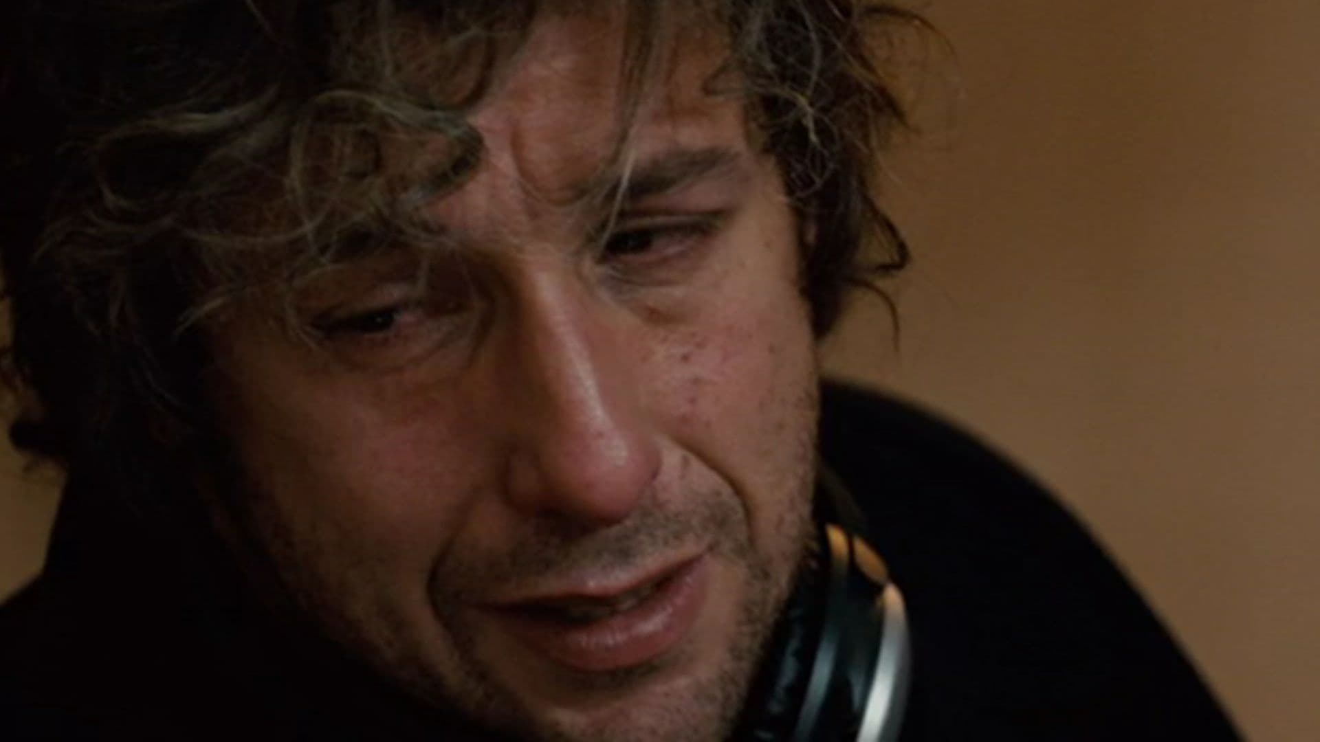 Adam Sandler em Reine Sobre mim. Filme disponível na Brasil Paralelo.
