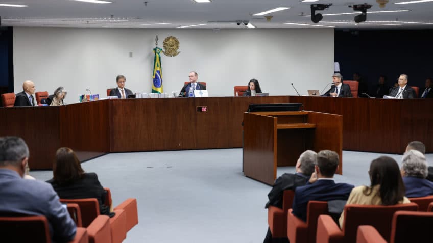 STF muda regra e libera celular em julgamento do 'suposto golpe'