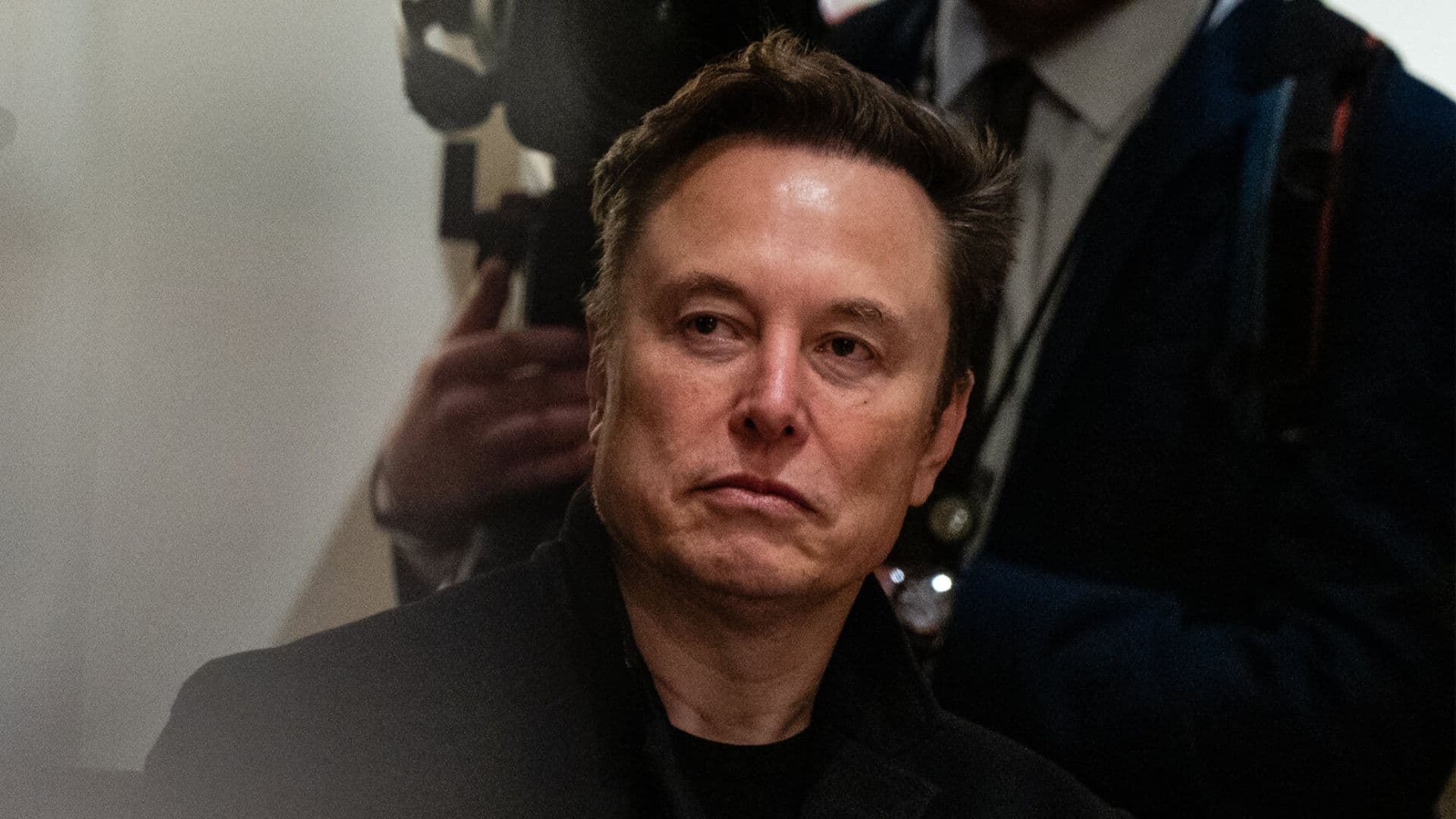 Elon Musk faz alerta importante sobre o dinheiro.
