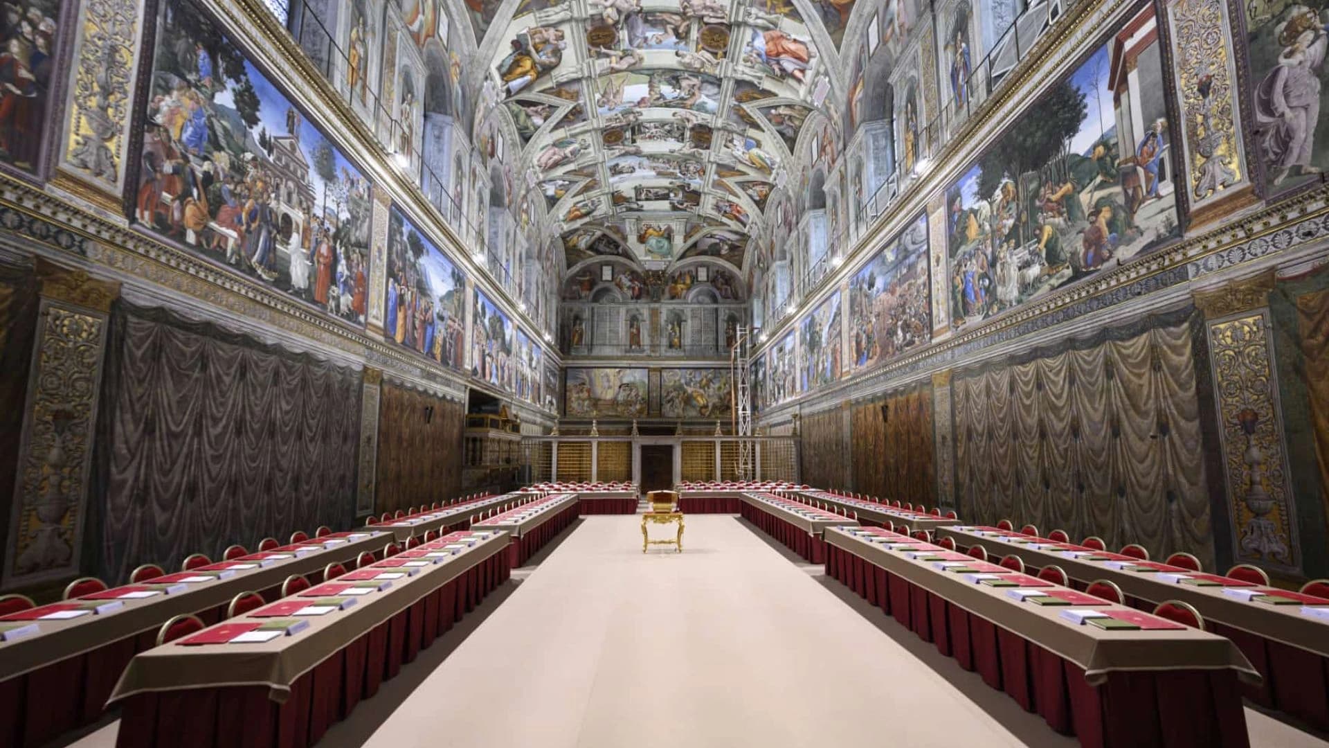 Capela sistina pronta para o conclave
