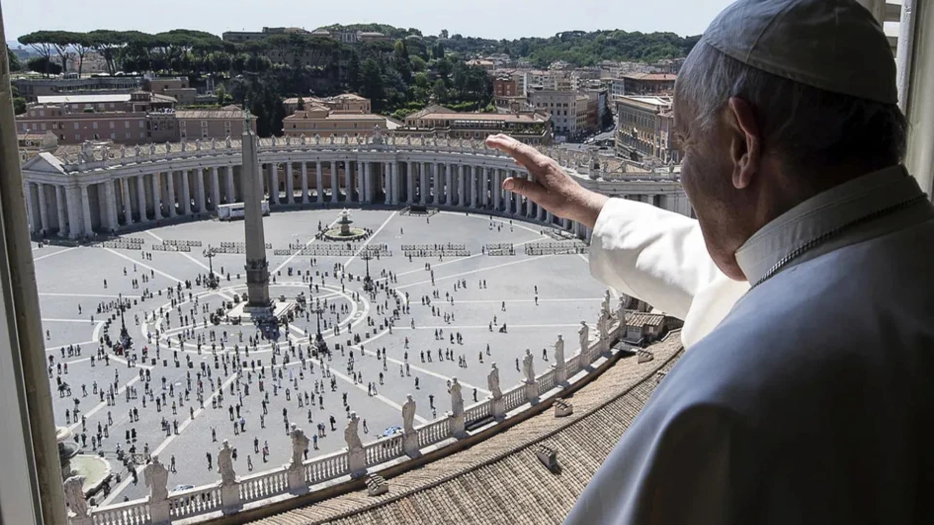 Papa Francisco saudando as pessoas na praça são pedro
