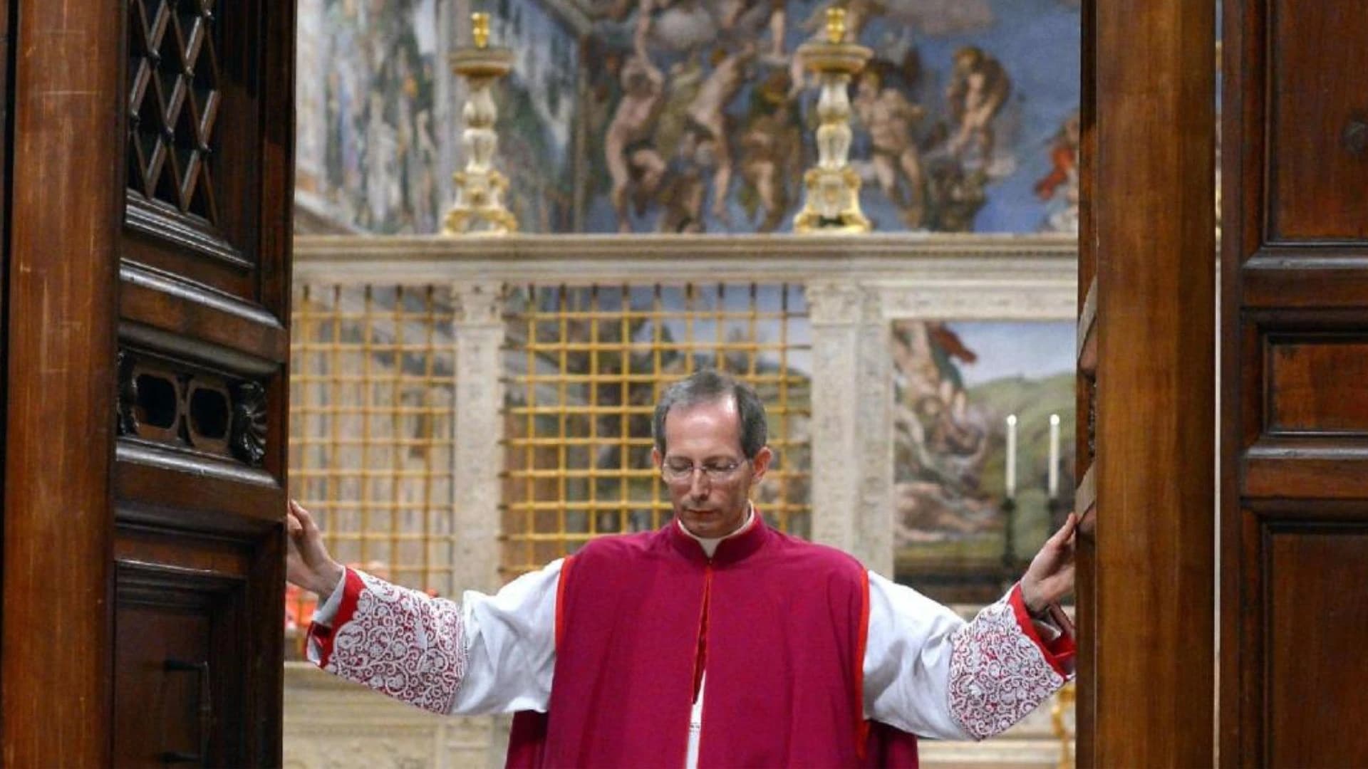 Monsenhor Guido Marini fechando a porta da capela sistina e dando inicio ao conclave