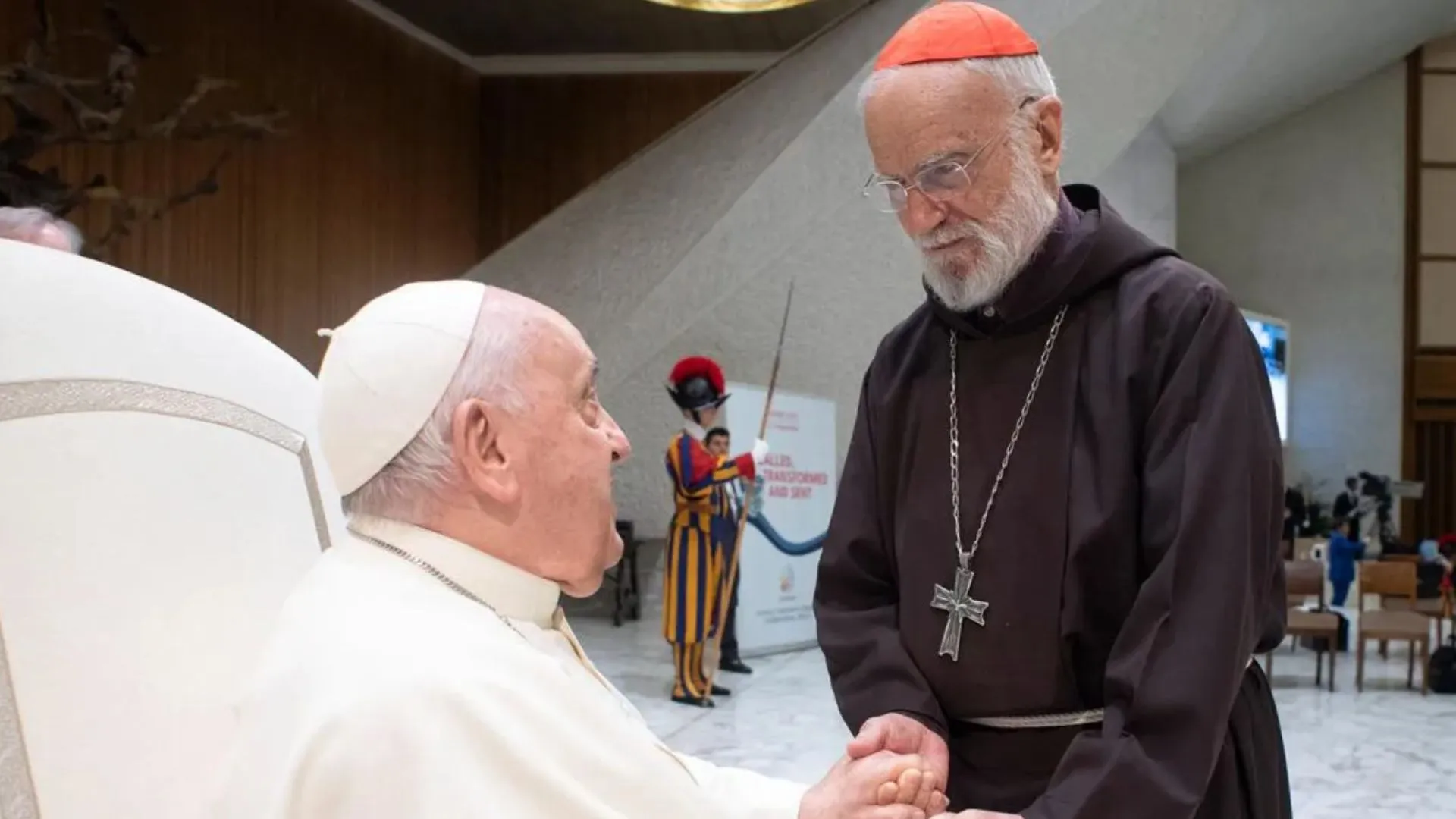Frei Raniero Cantalamessa aguardando o fechamento da capela sistina