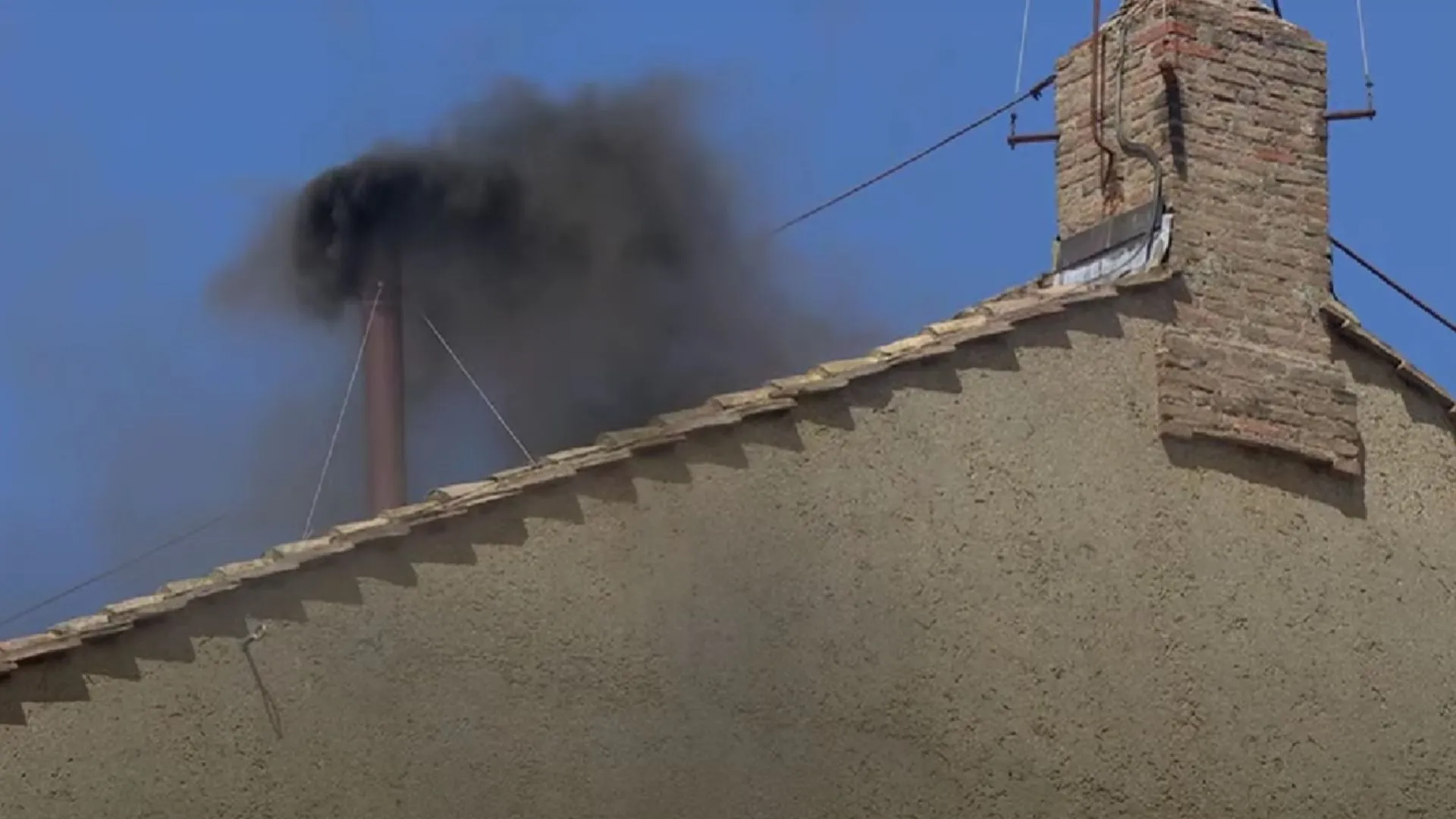 Fumaça preta saindo da chaminé da capela sistina