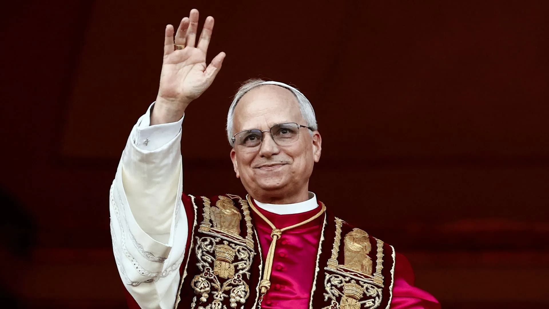 Papa Leão XIV acenando para o povo